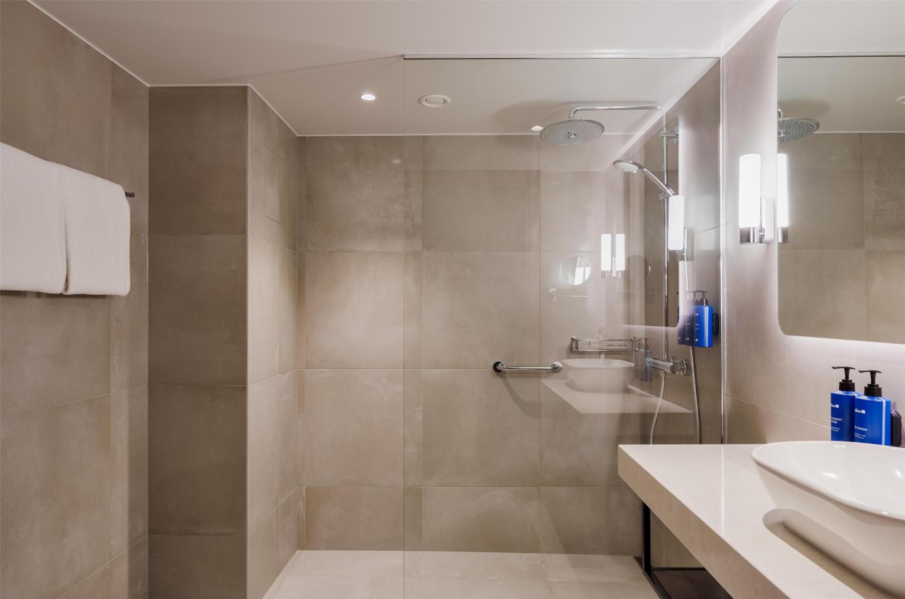 Junior Suite with Spa Access - Photo 4