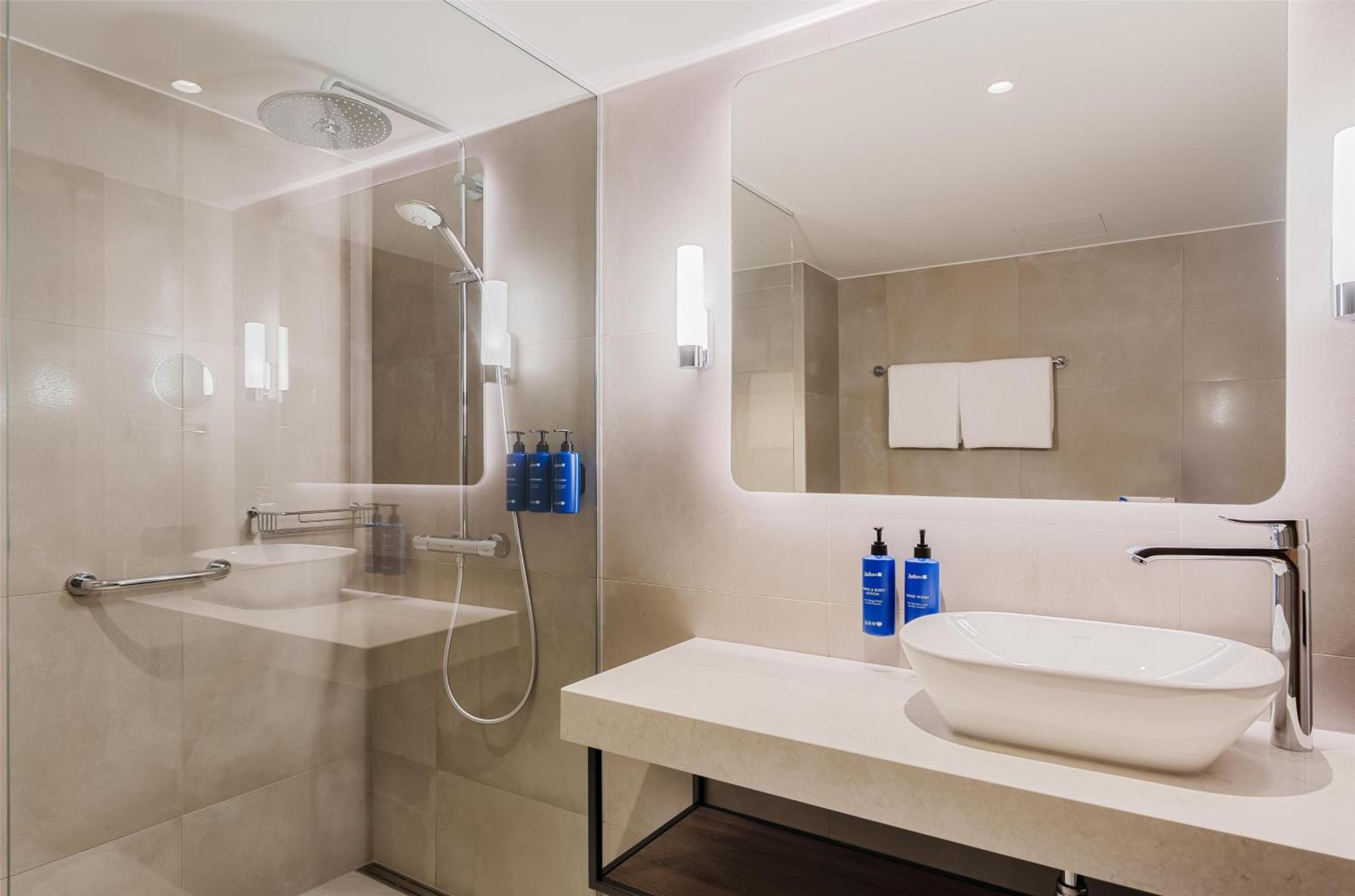 Junior Suite with Spa Access - Photo 5