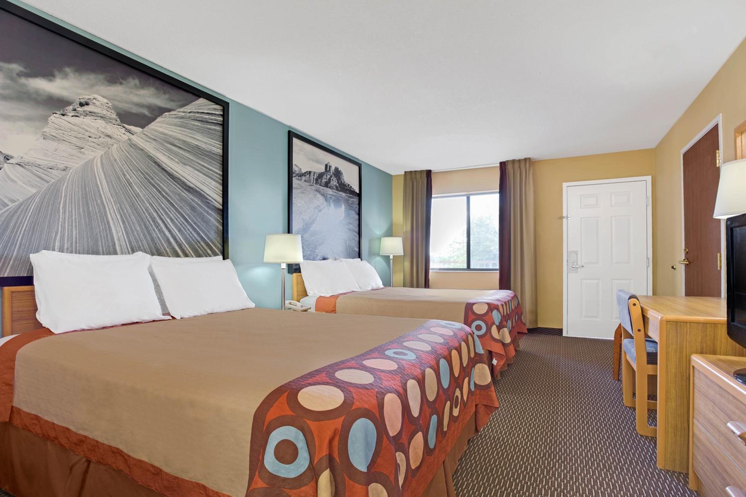 Queen Room with Two Queen Beds - Non-Smoking - Photo 2