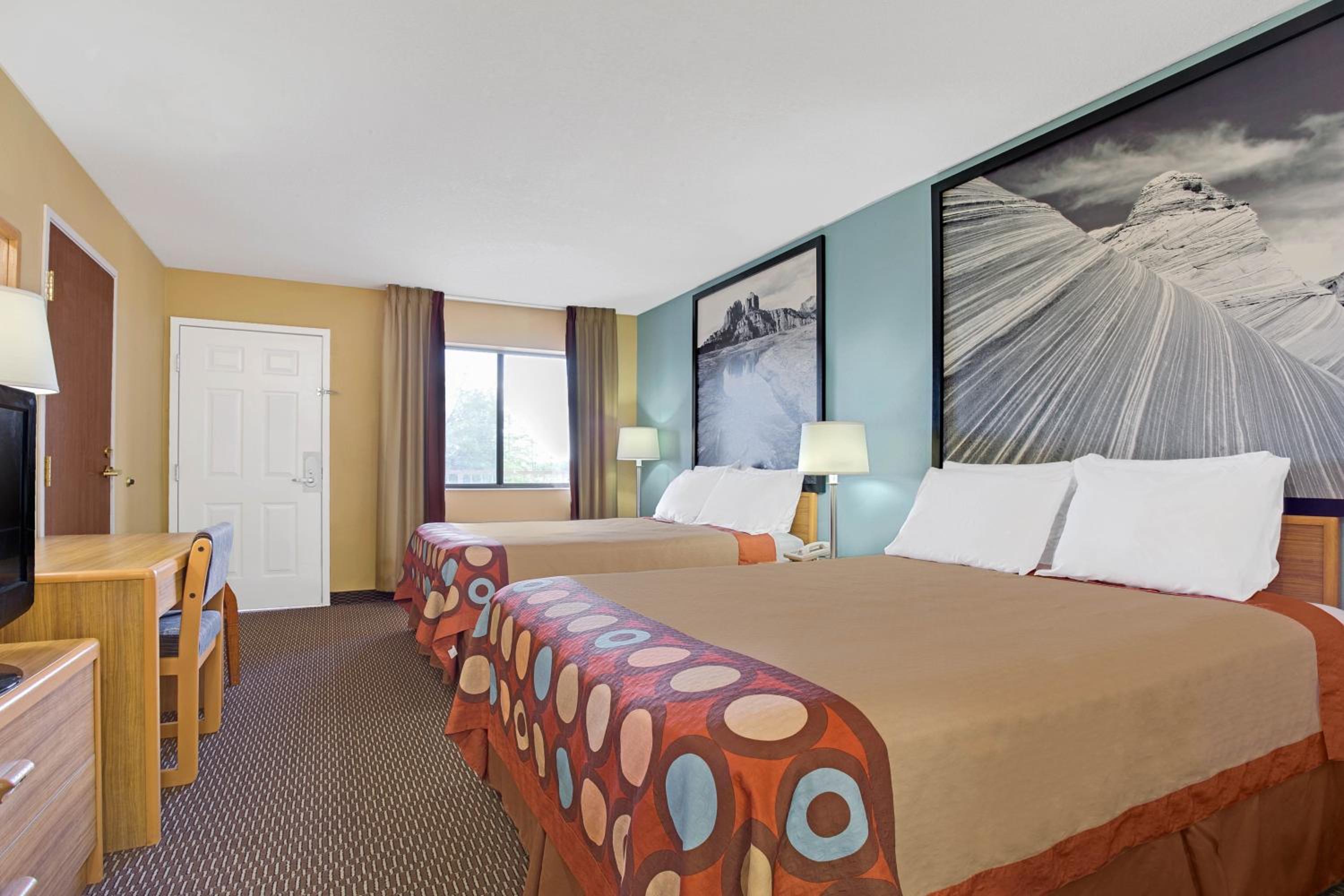 Queen Room with Two Queen Beds - Non-Smoking - Photo 3