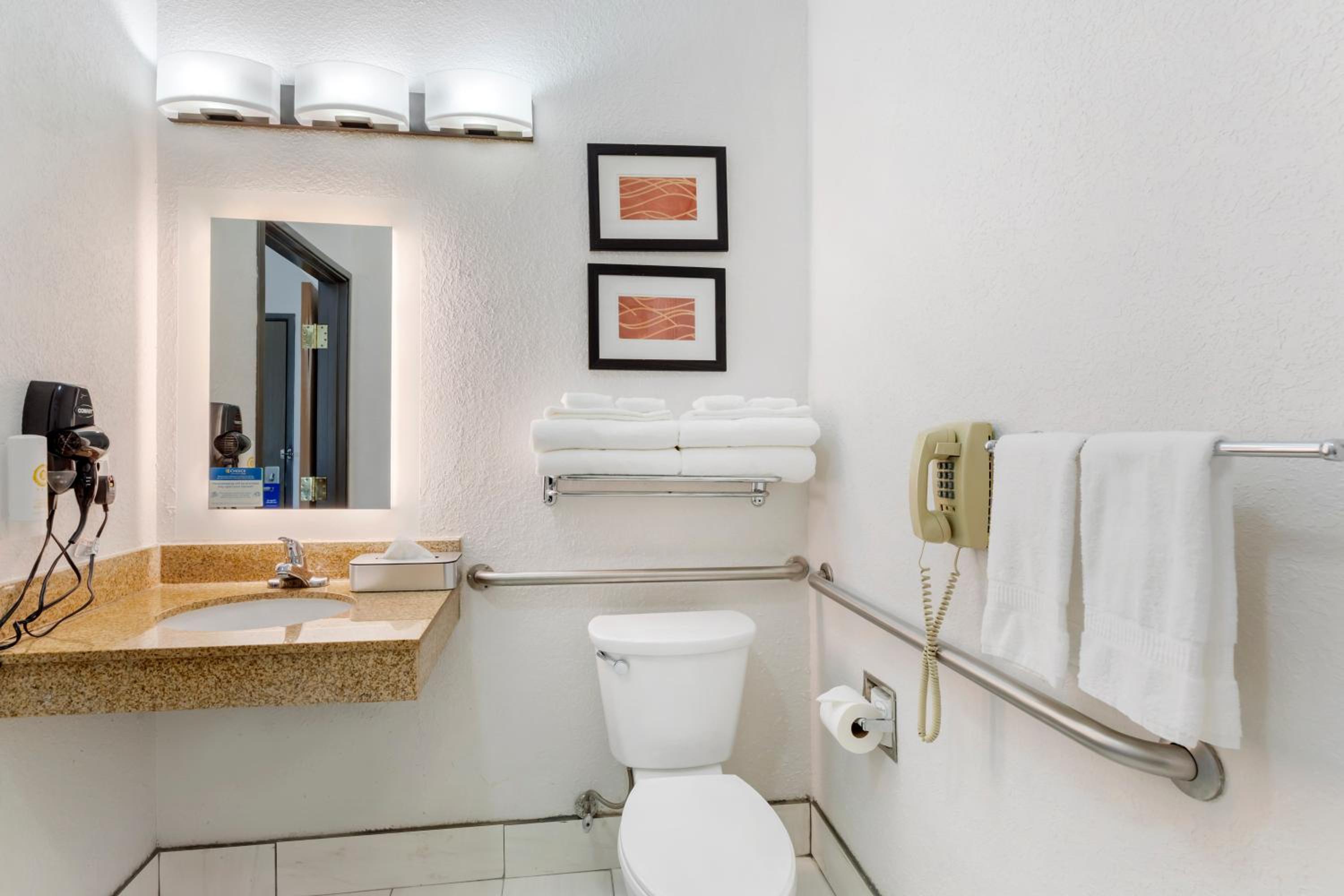 King Room with Roll-In Shower - Accessible/Non-Smoking - Photo 5