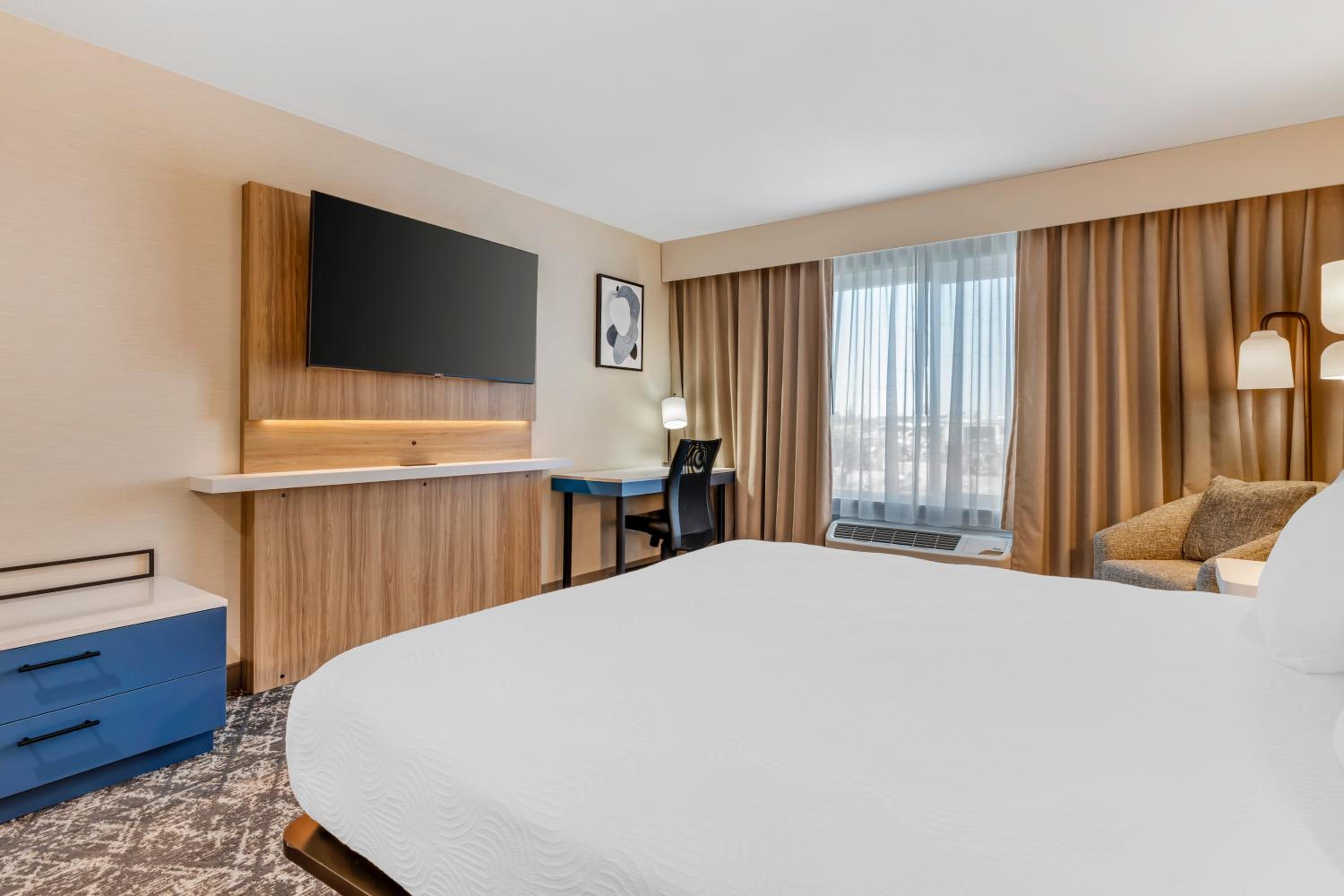 King Room - Non Smoking - Photo 1