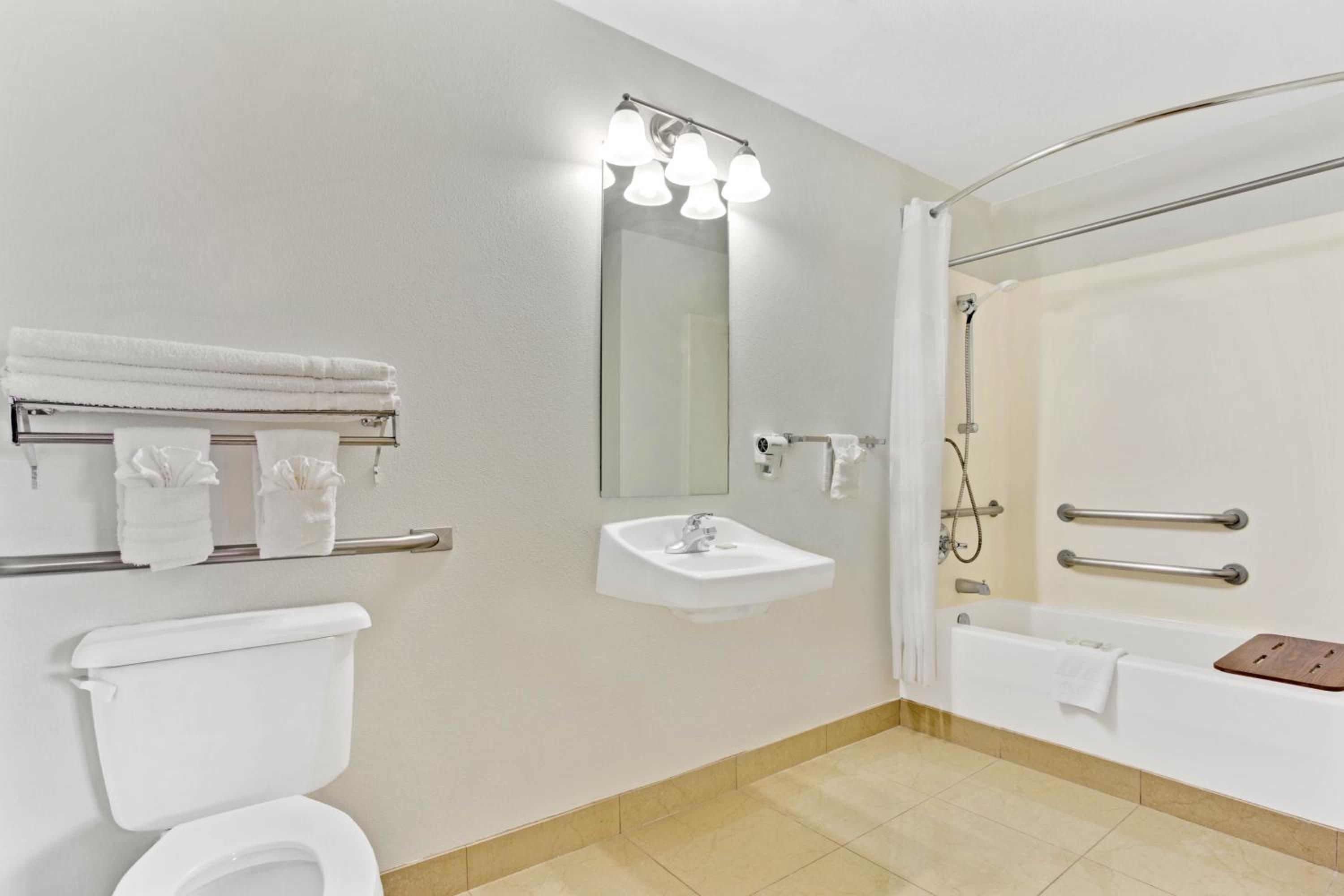 Queen Room - Mobility Access/Non-Smoking - Photo 4