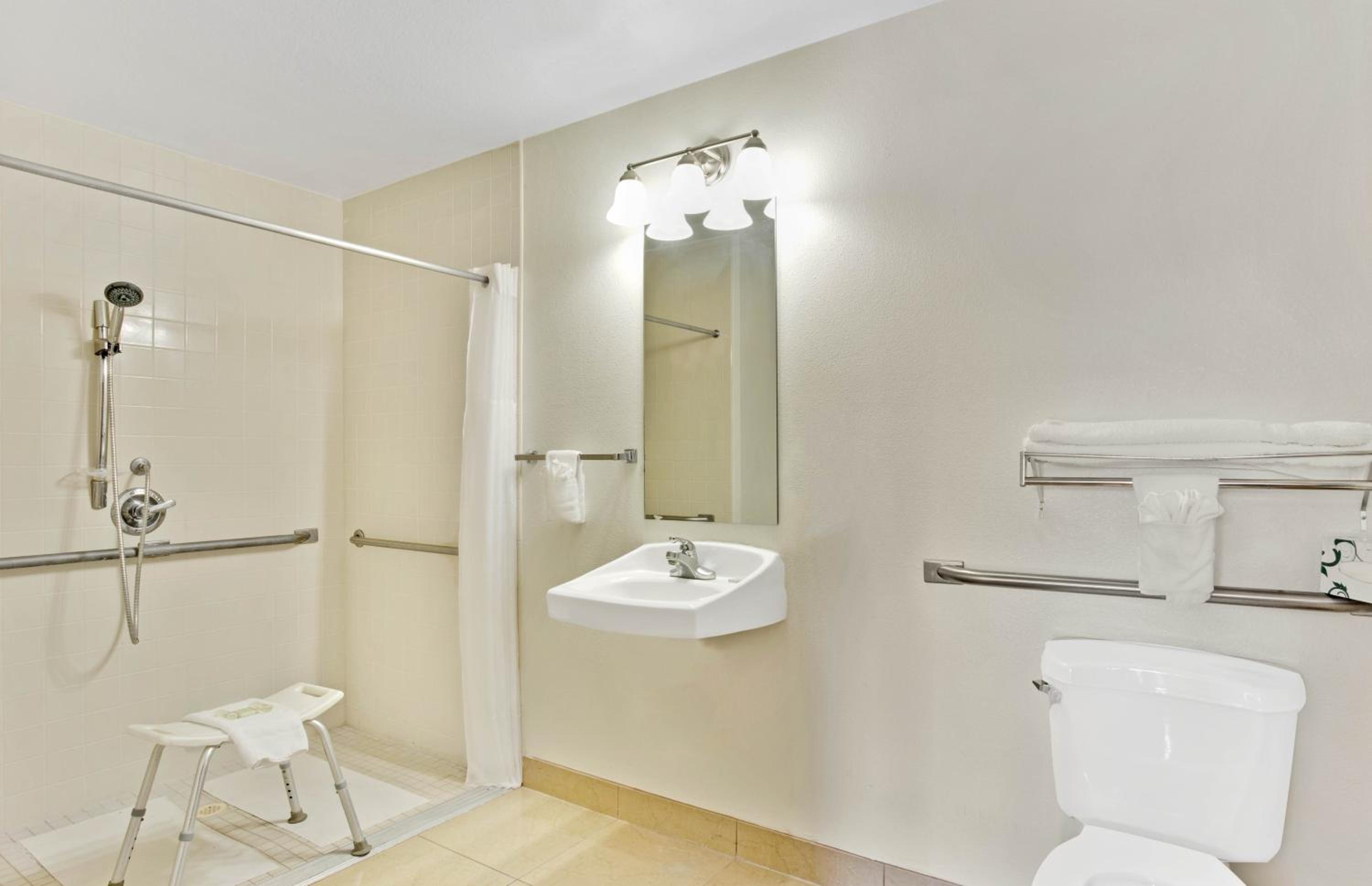 Queen Room - Mobility Access/Non-Smoking - Photo 3