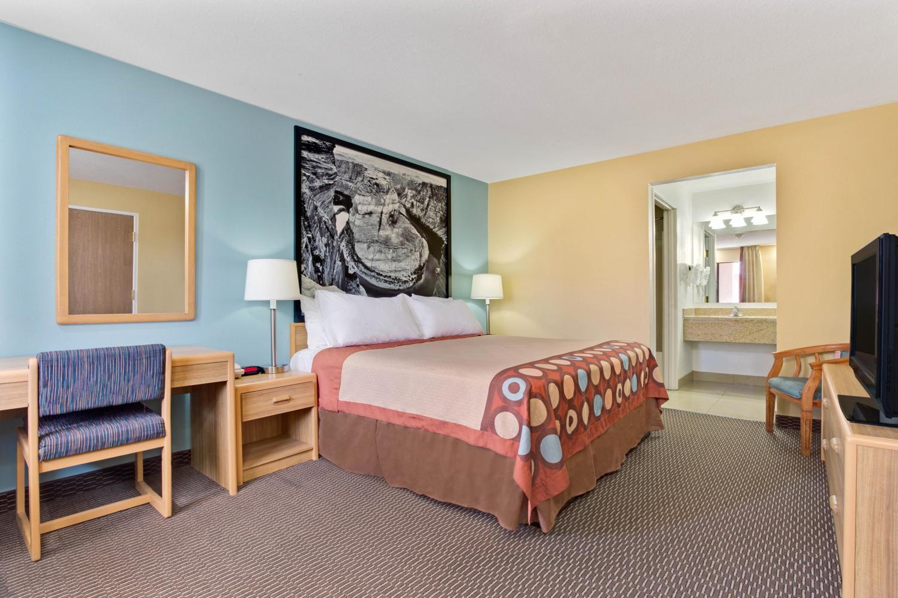 King Room - Non-Smoking - Photo 2