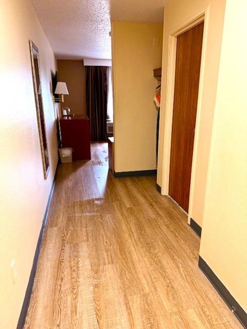 Queen Room - Non-Smoking - Photo 2