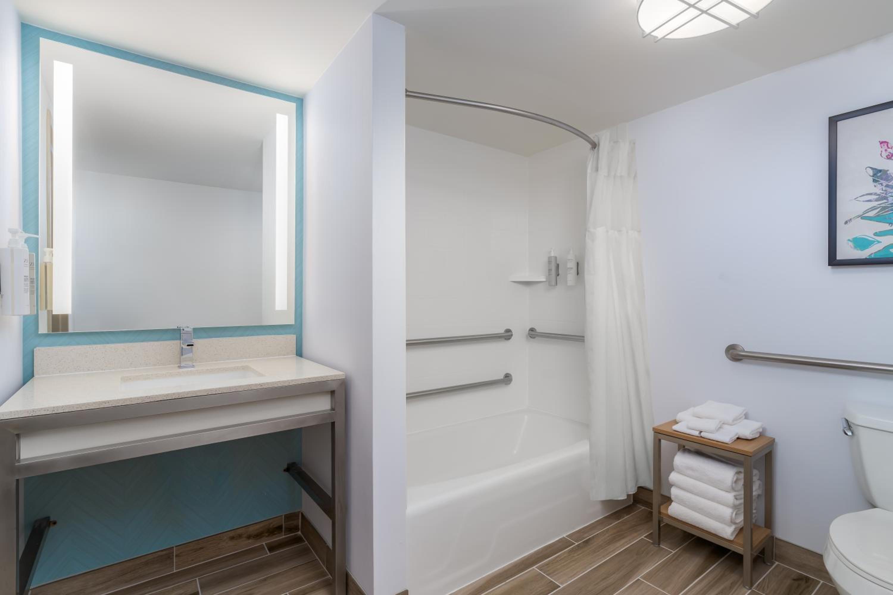 Queen Room with Two Queen Beds and Accessible Tub - Mobility Access - Photo 4