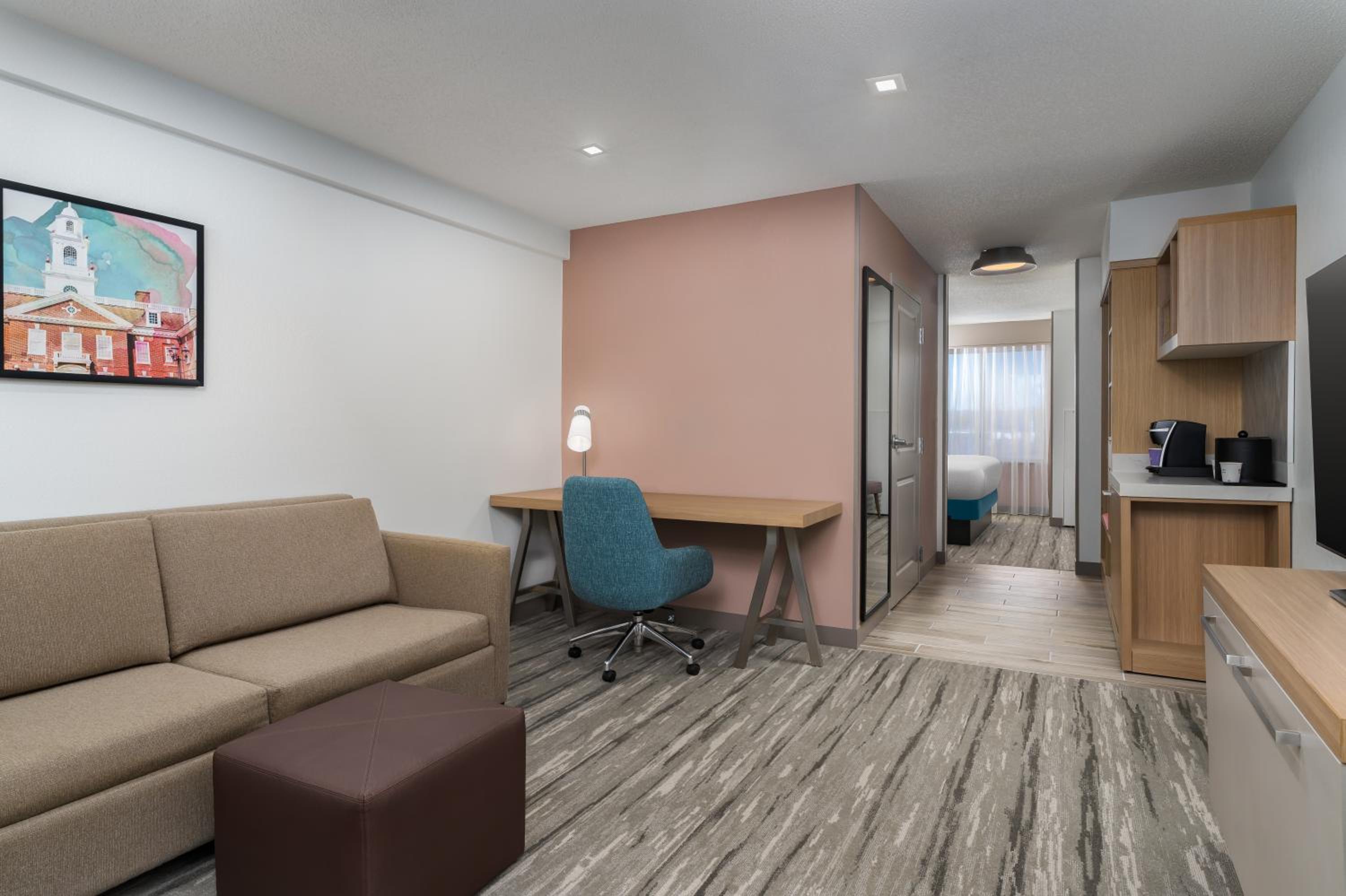 Junior King Suite with Seating Area - Photo 2