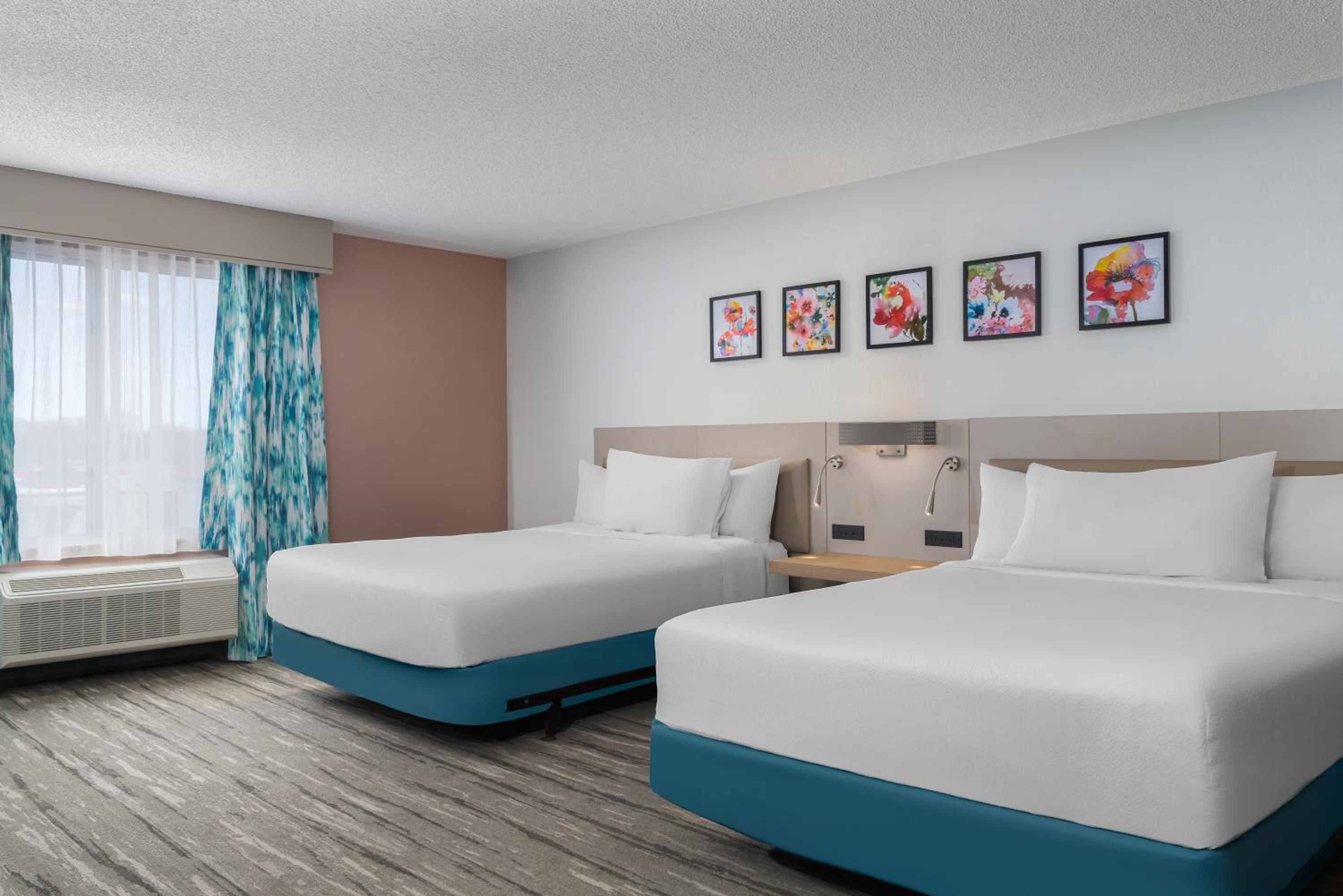 Queen Room with Two Queen Beds and Accessible Tub - Mobility Access - Photo 5