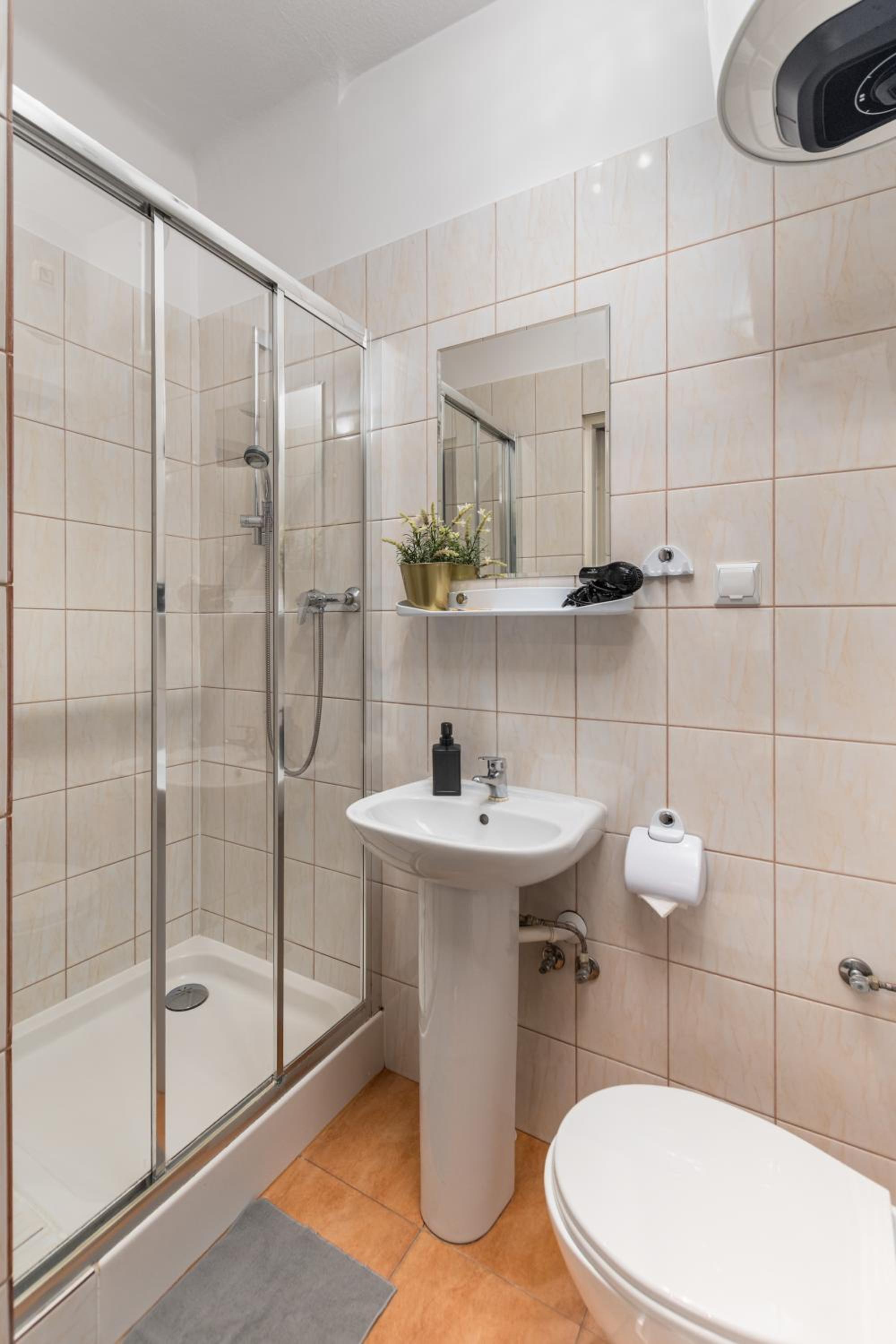 Small Double Room - Photo 4