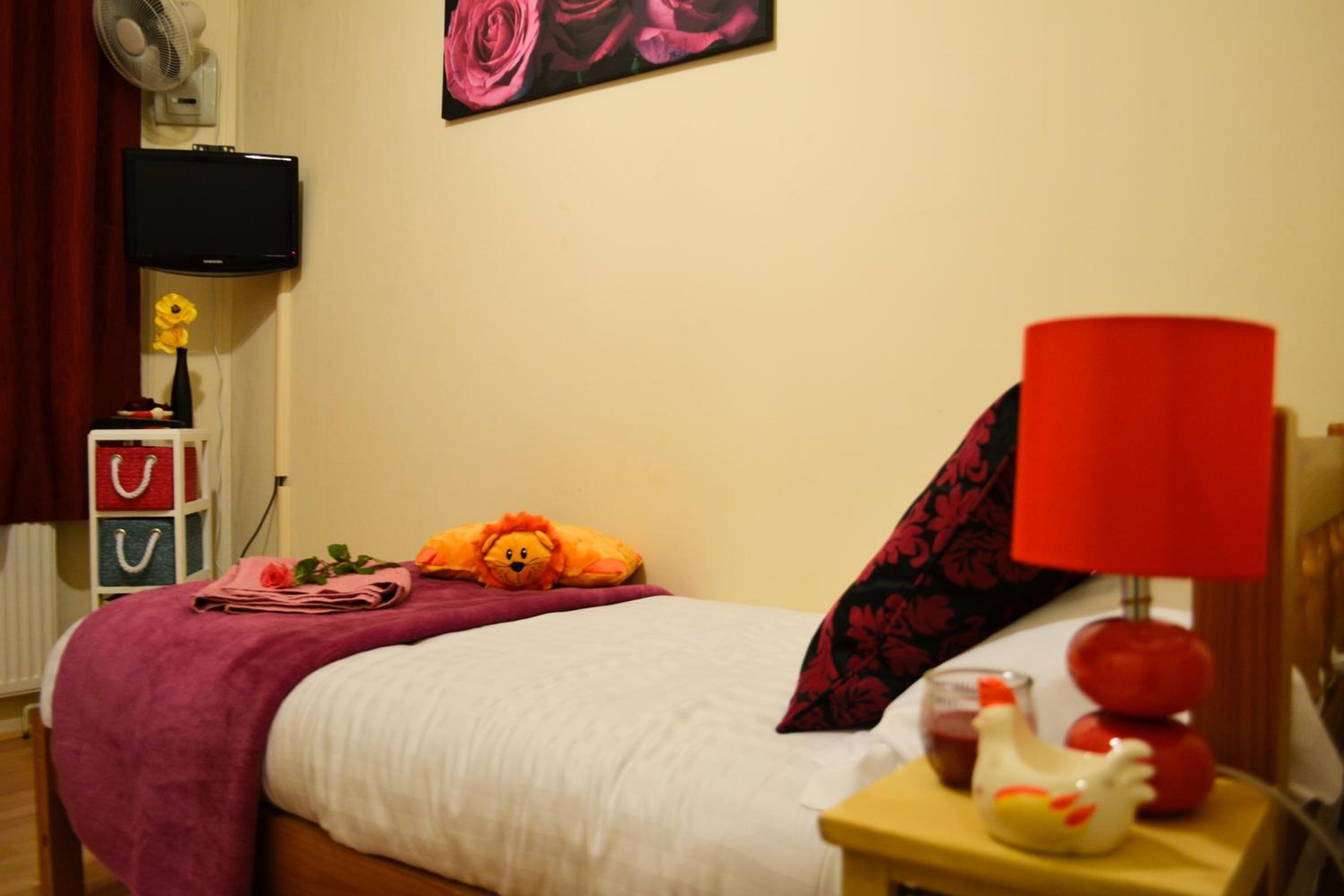Single Room with Shared Bathroom photo 1