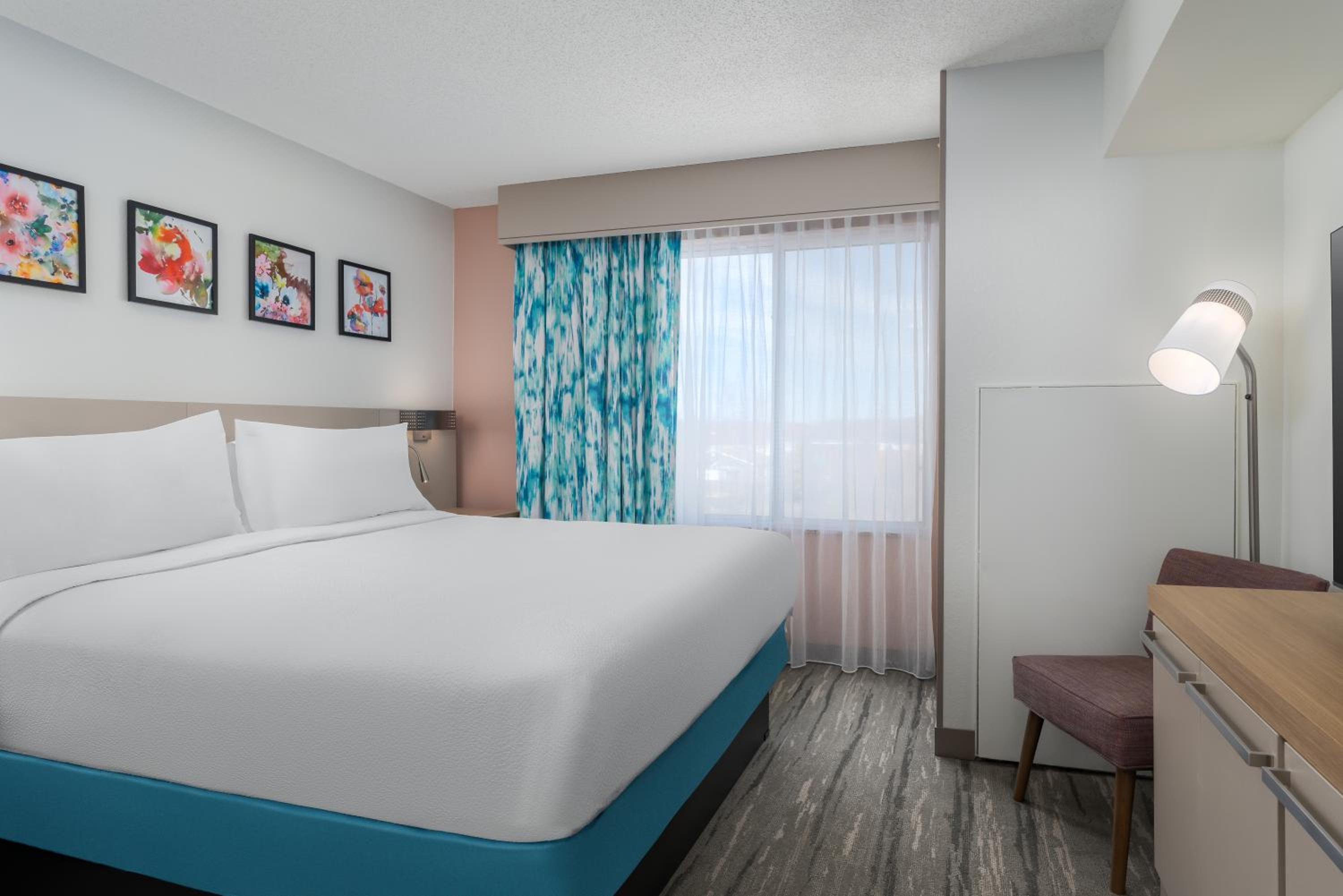 Junior King Suite with Seating Area - Photo 4