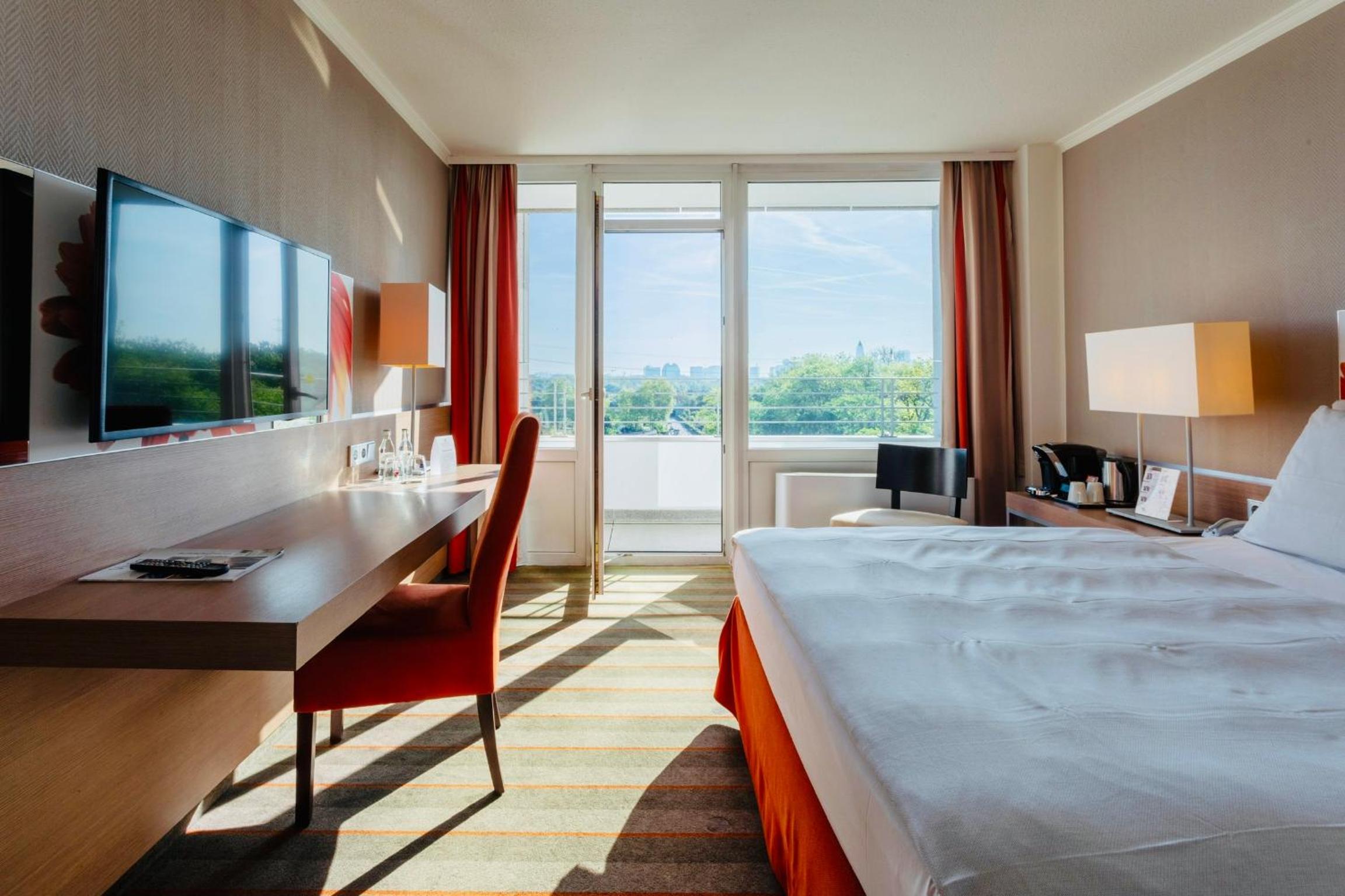 King Room with Balcony - Photo 1