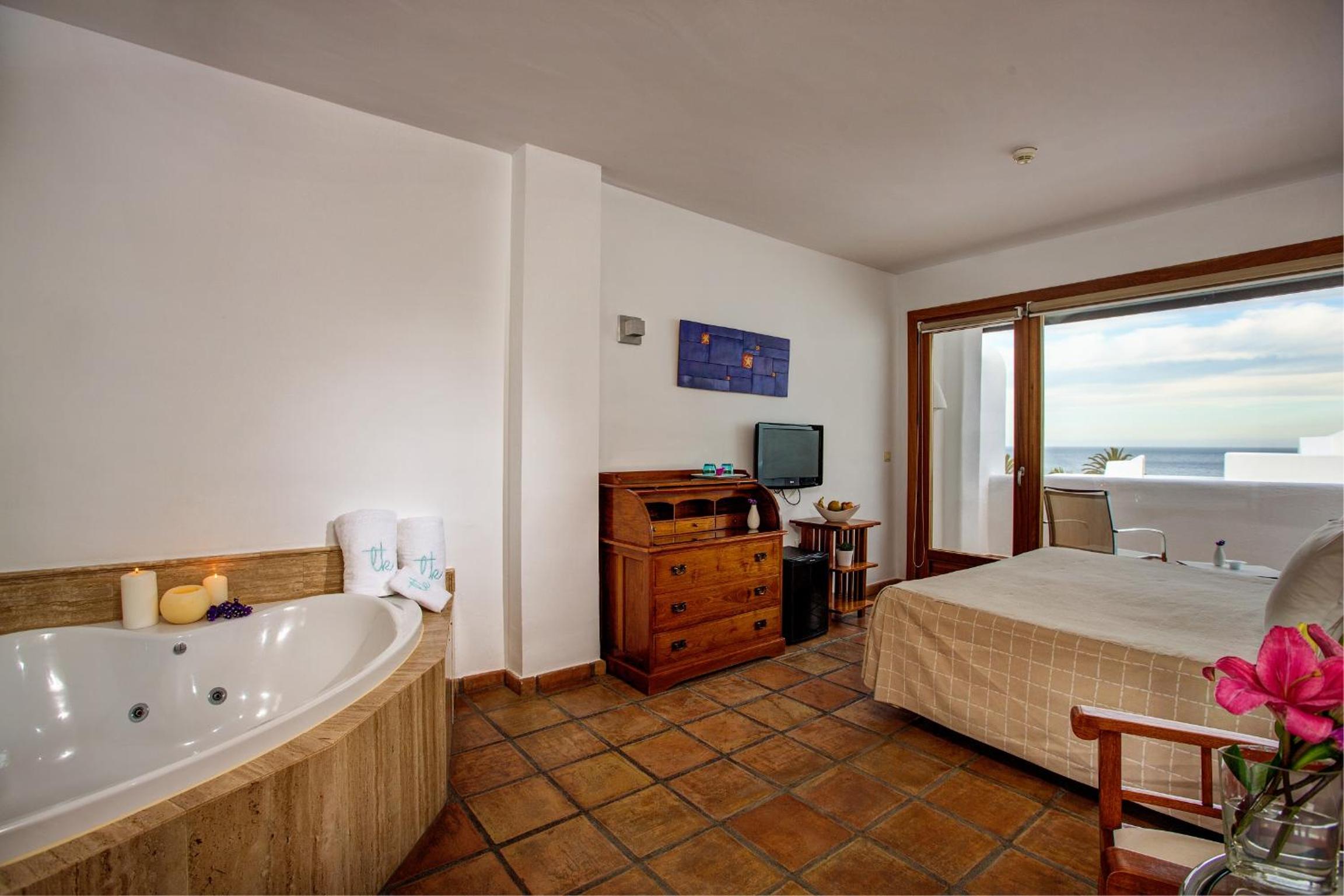 Habitación Doble Superior con Vista al Mar y Bañera de Hidromasaje