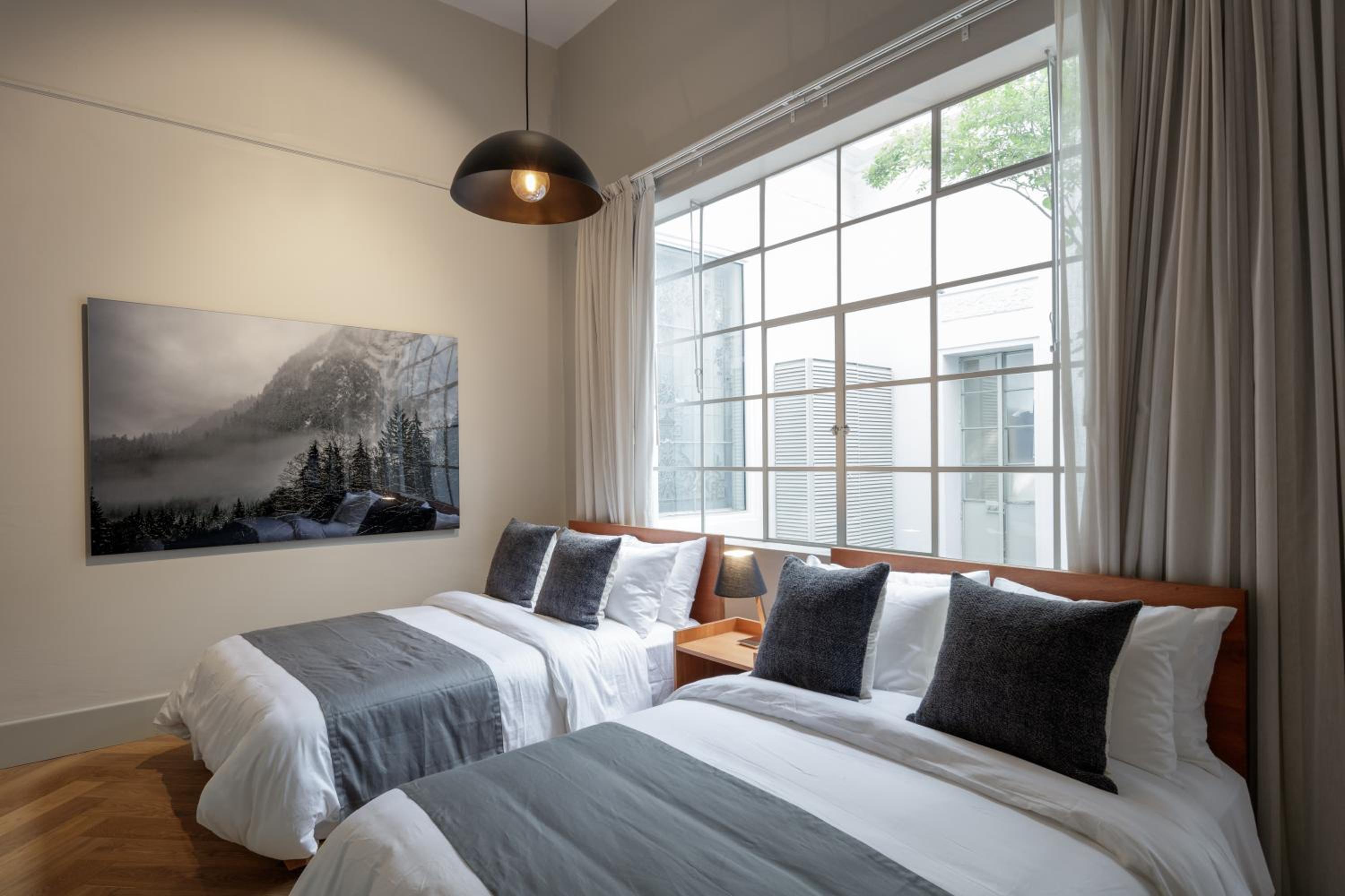 Deluxe Queen Suite