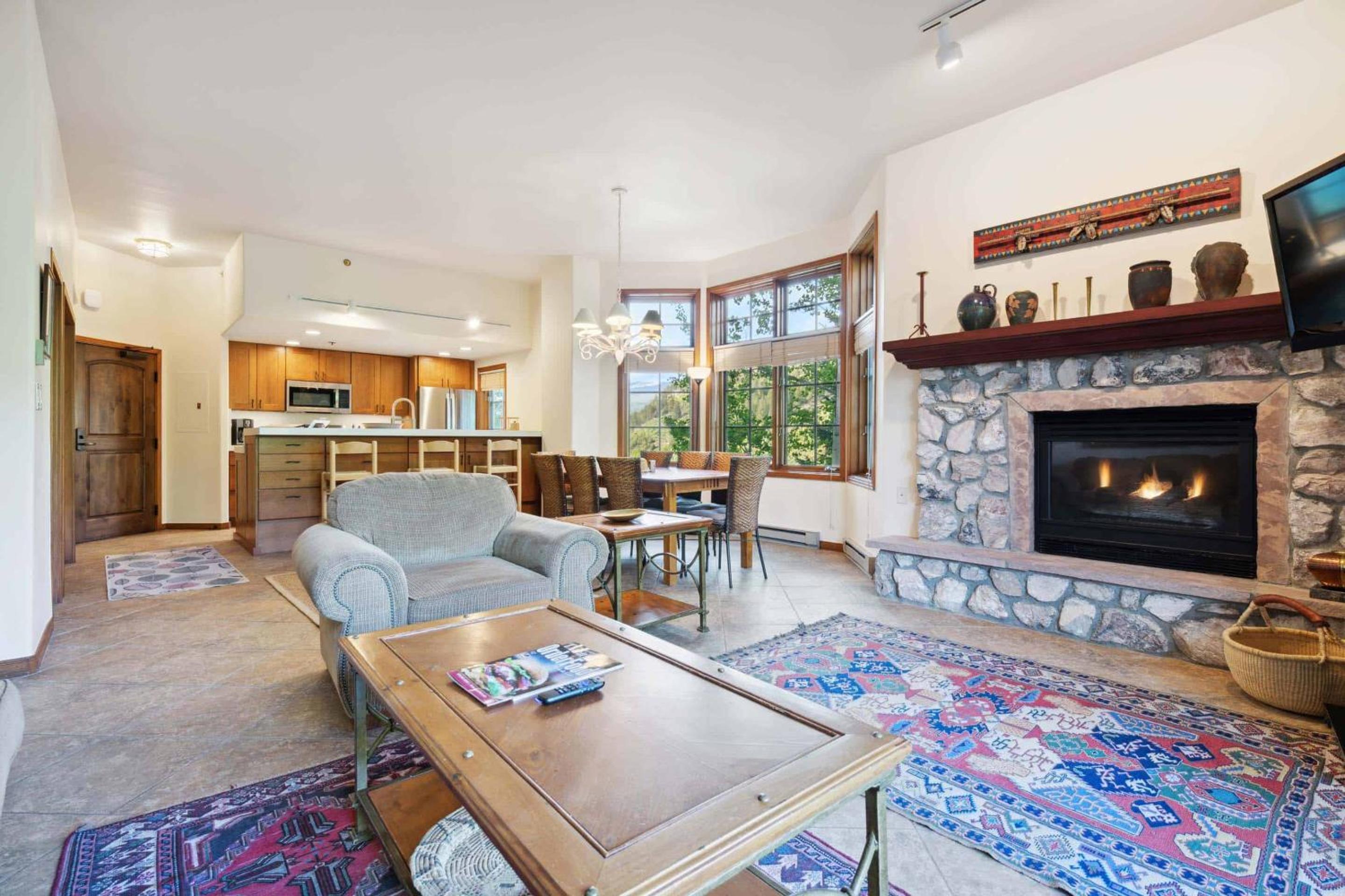 Two-Bedroom Apartment With Mountain View photo 2