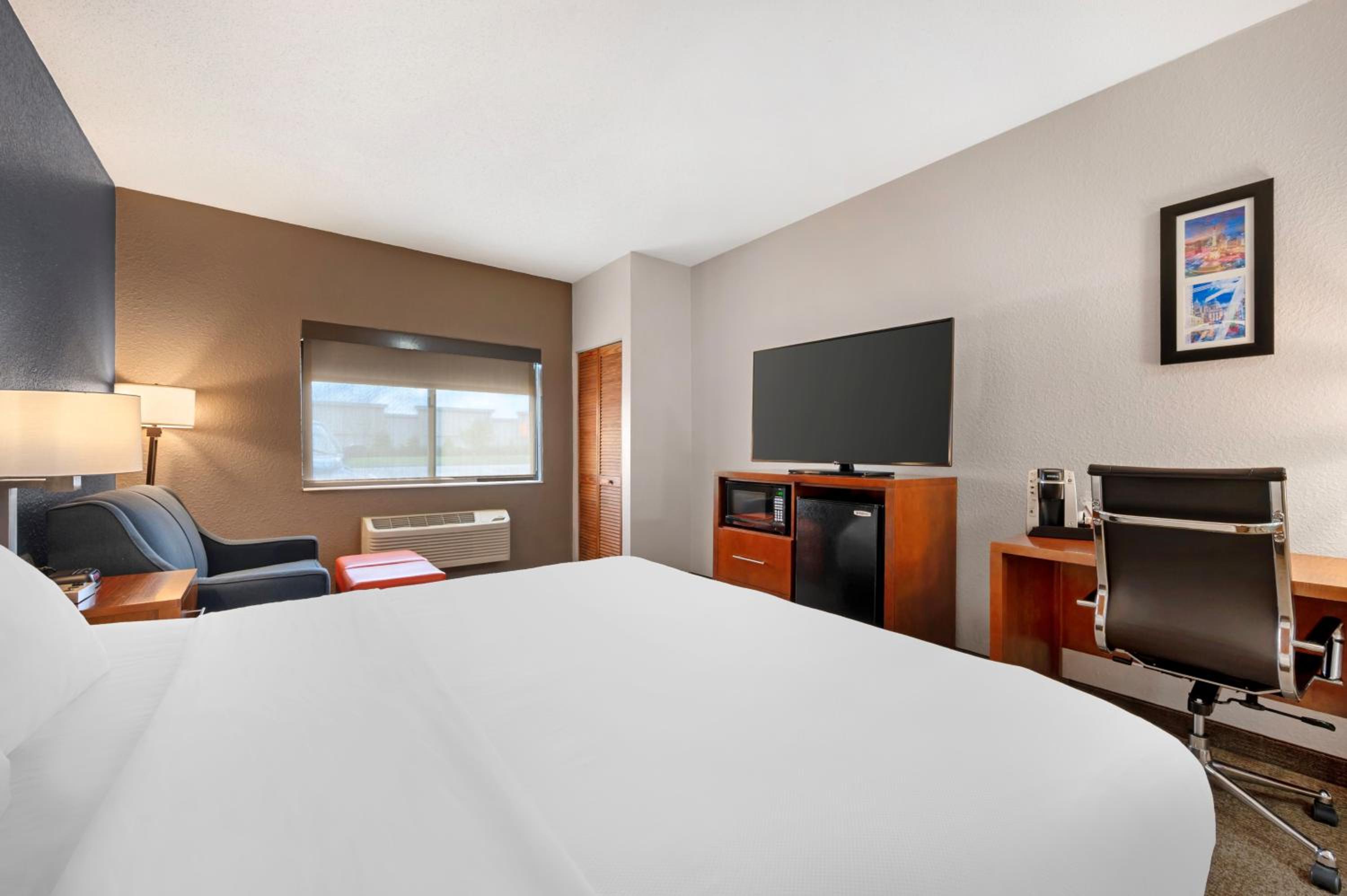 Standard King Room - Non Smoking - Photo 4