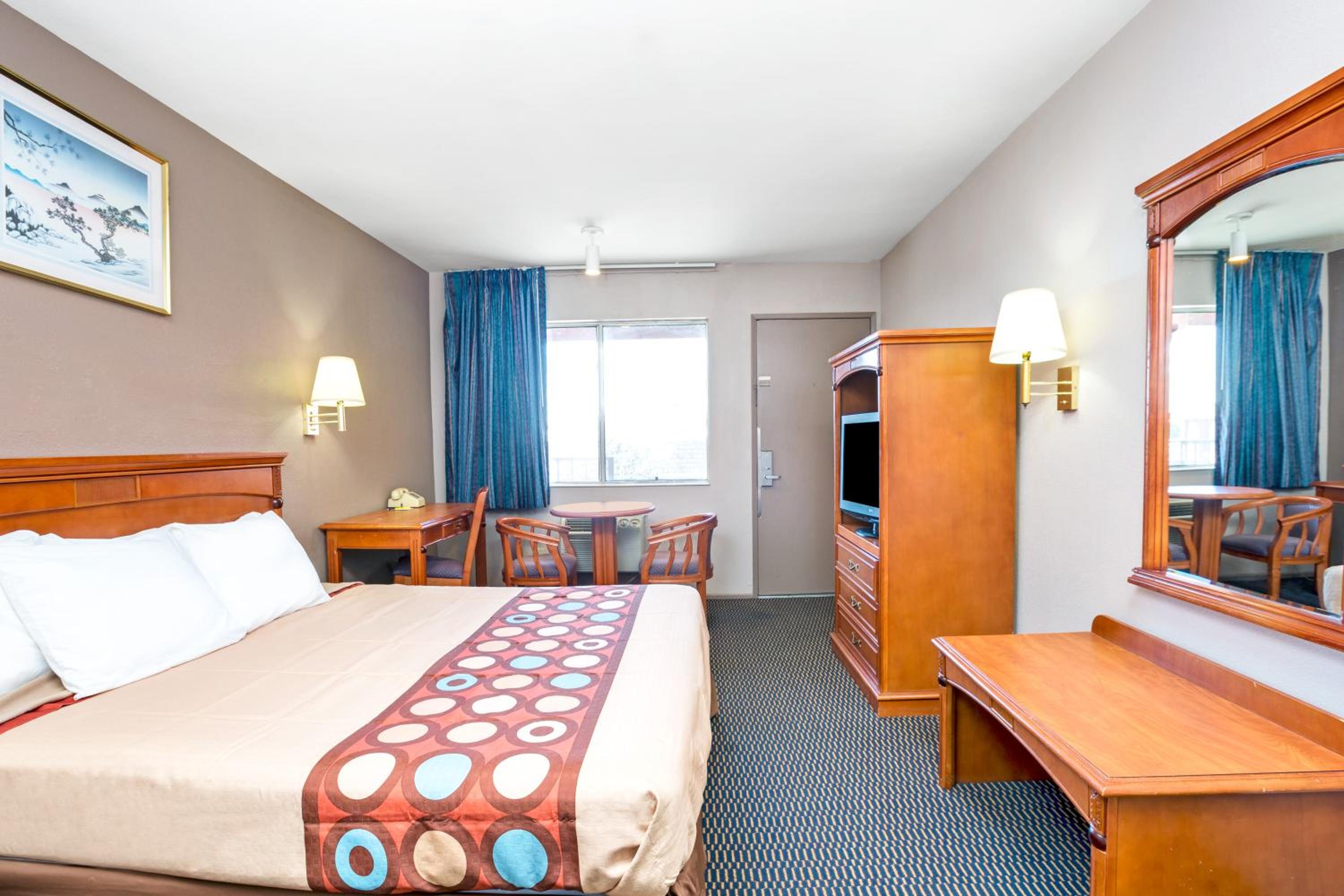 King Room - Non-Smoking - Photo 1