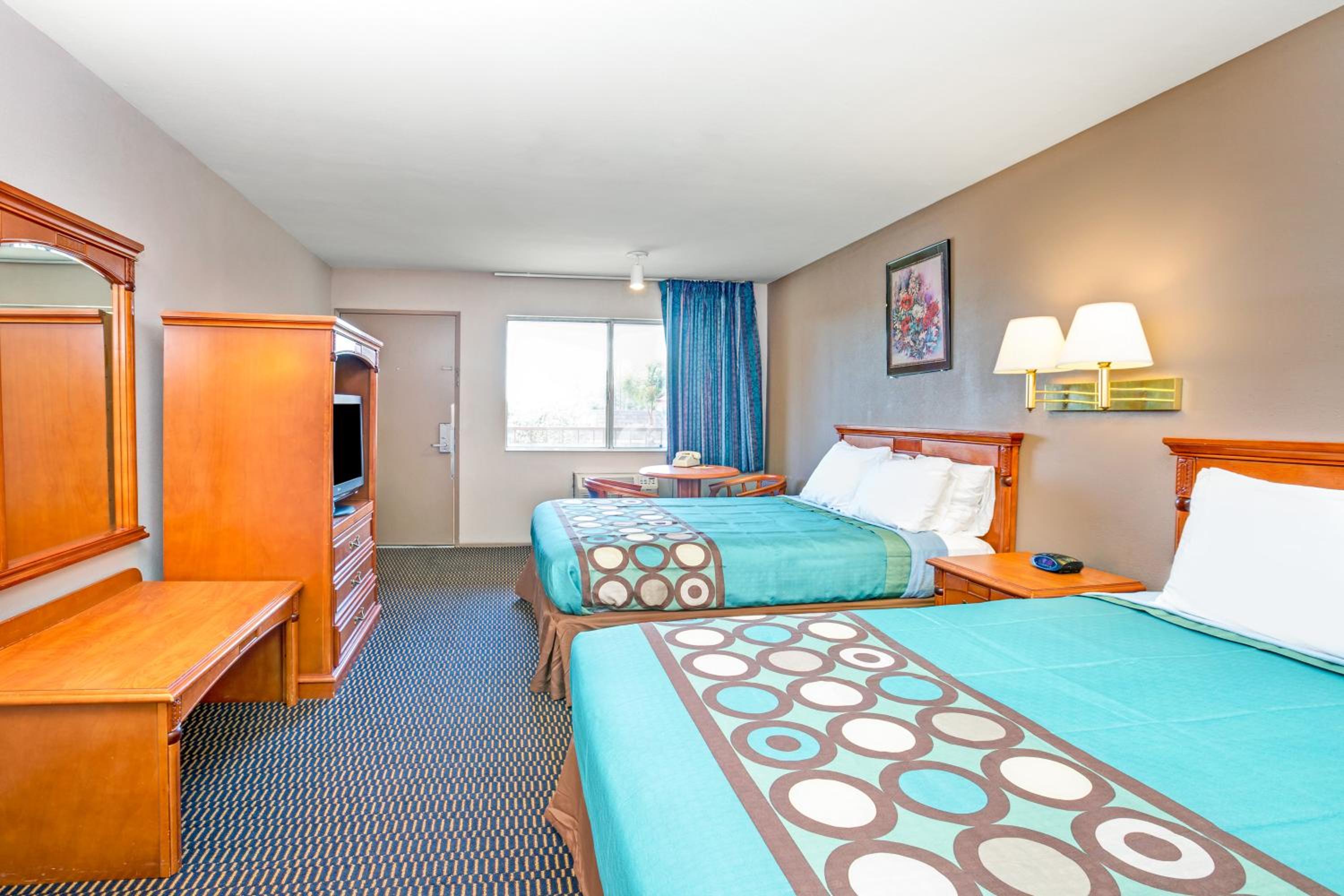 Queen Room with Two Queen Beds - Non-Smoking - Photo 1