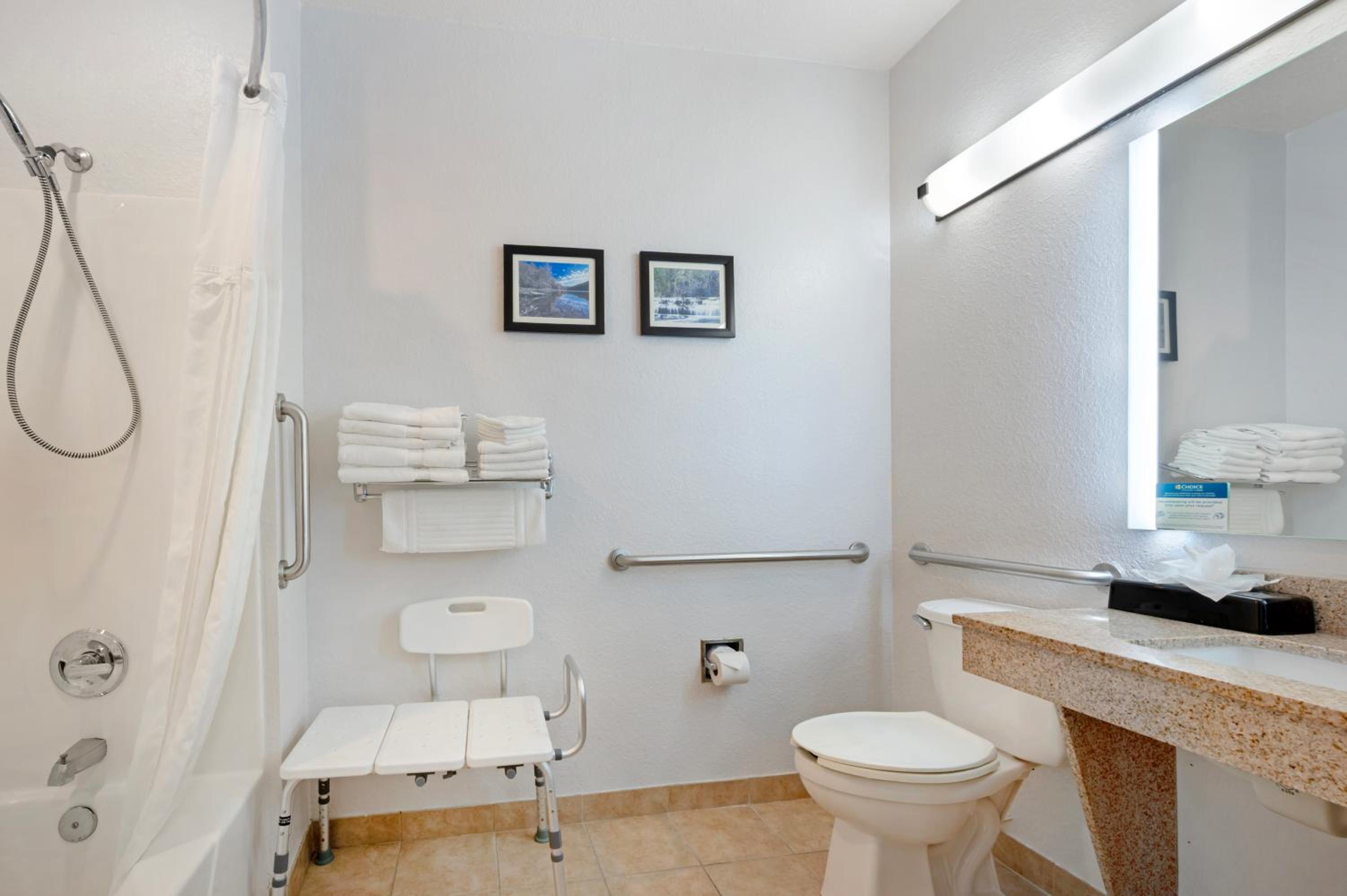 Queen Room Two Queen Beds with Accessible Tub - Accessible/Non Smoking - Photo 3