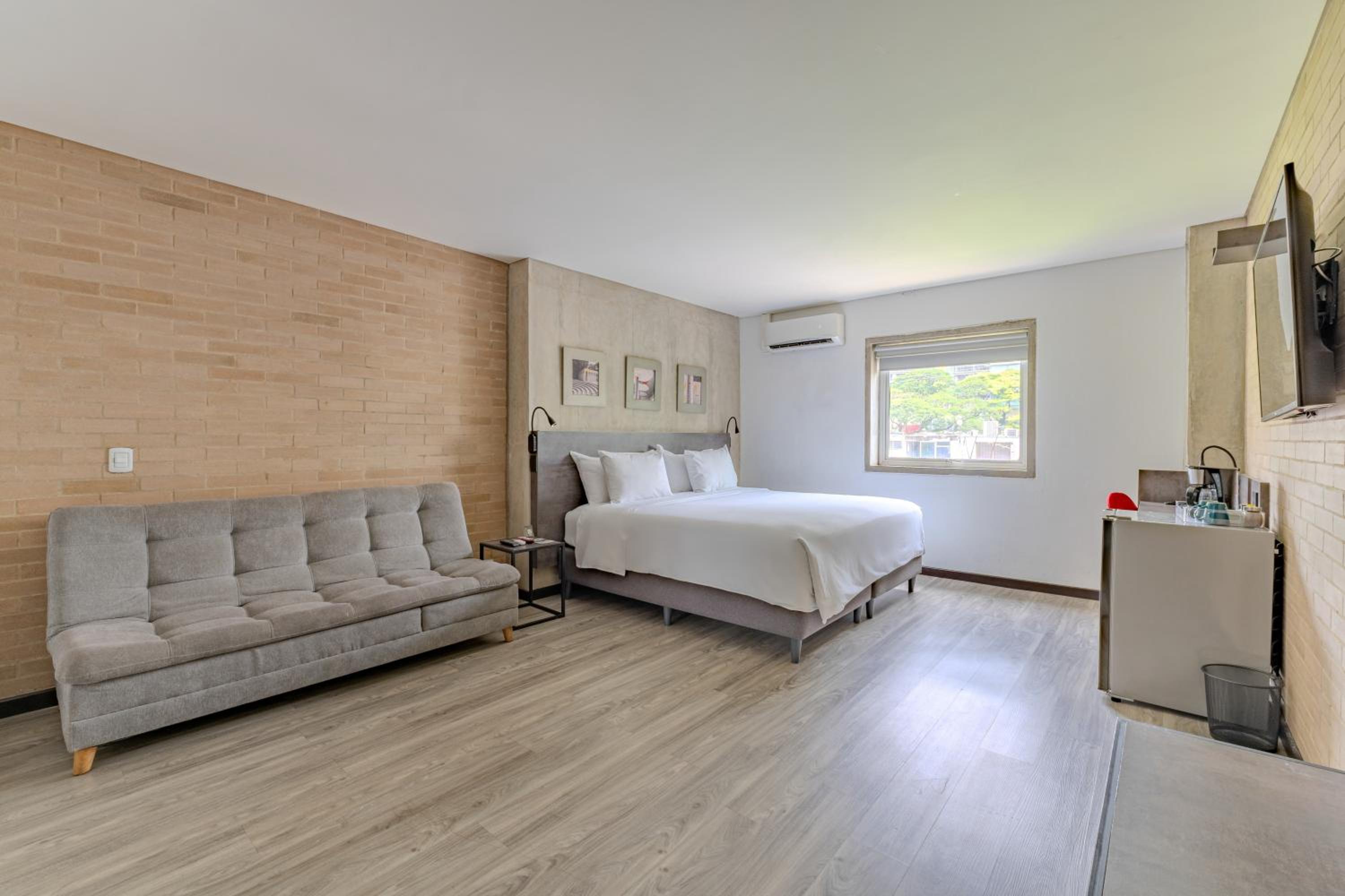 Deluxe Double Room with Balcony photo 3