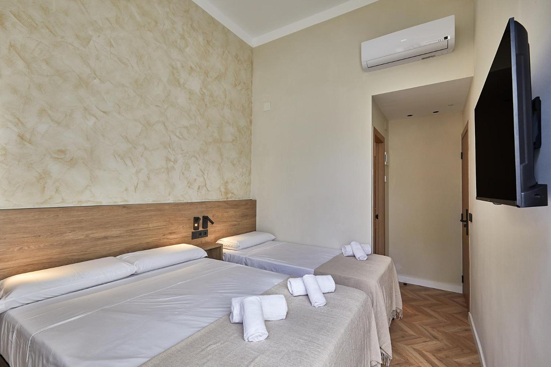 Triple Room with Private Bathroom photo 3