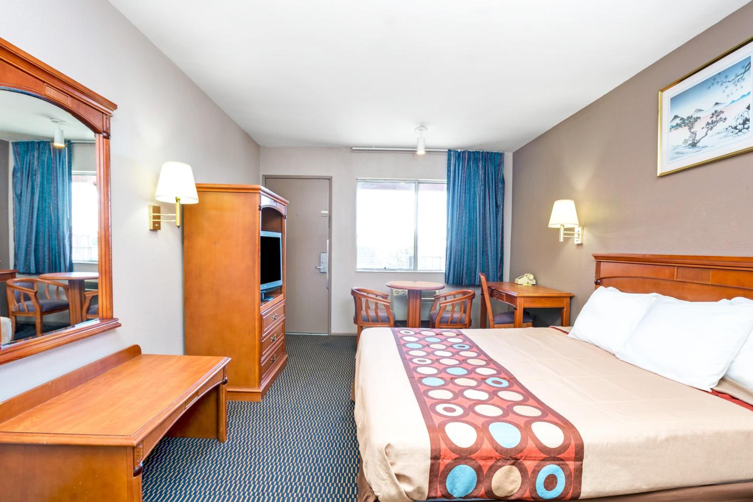 King Room - Non-Smoking - Photo 2