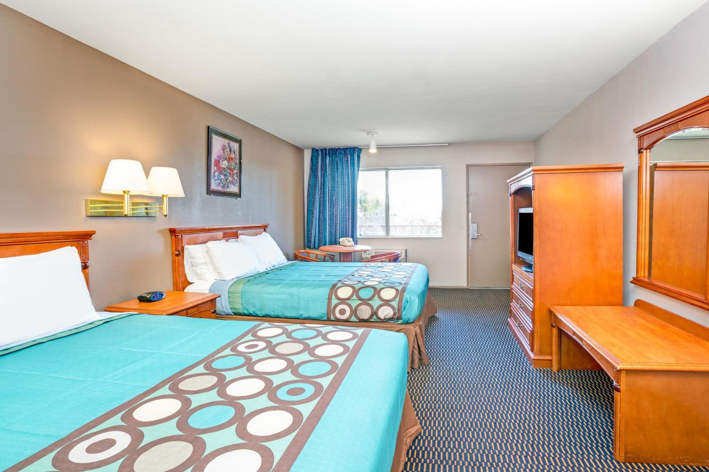 Queen Room with Two Queen Beds - Non-Smoking - Photo 2