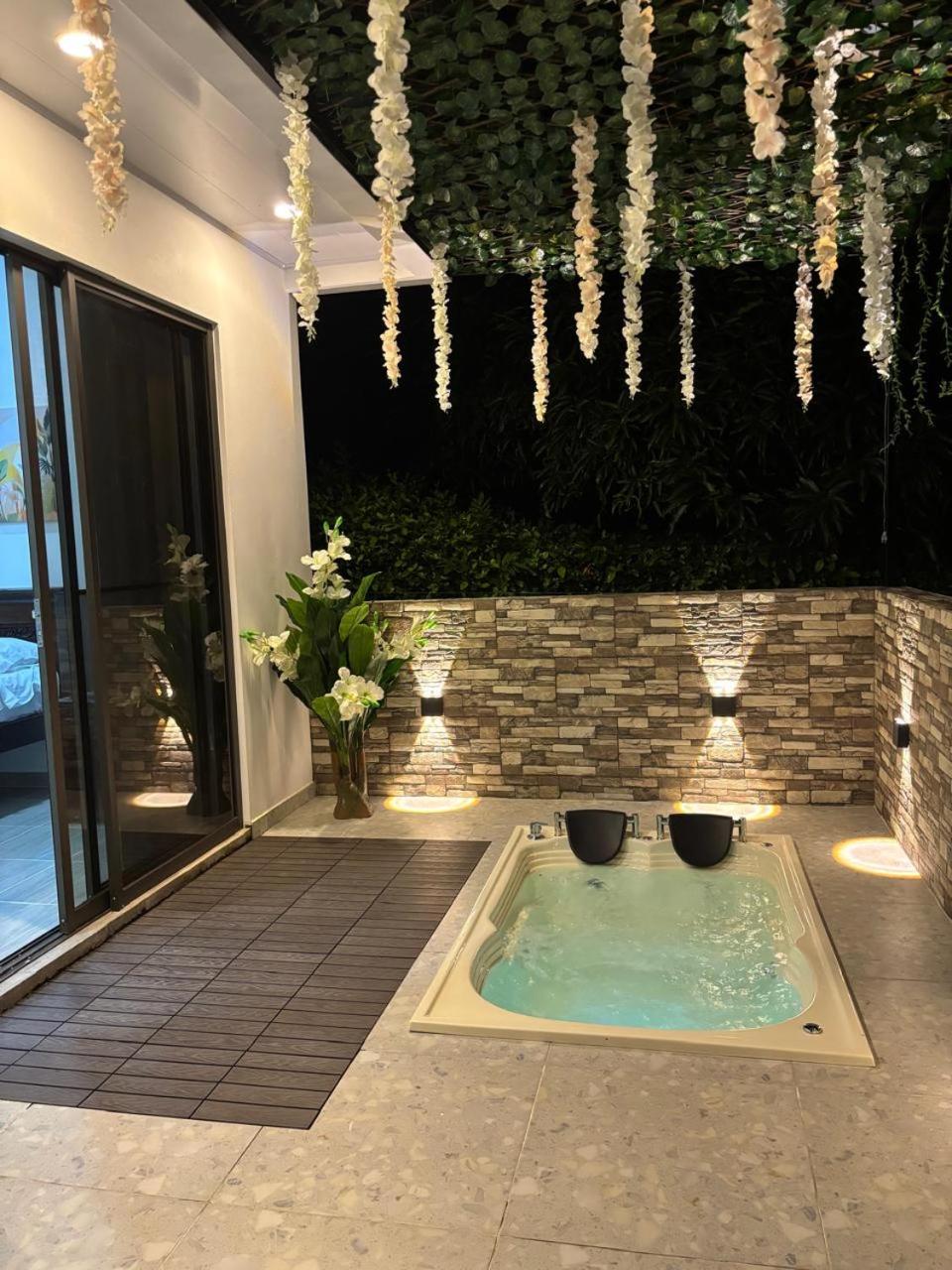 Deluxe Suite with Spa Bath photo 2
