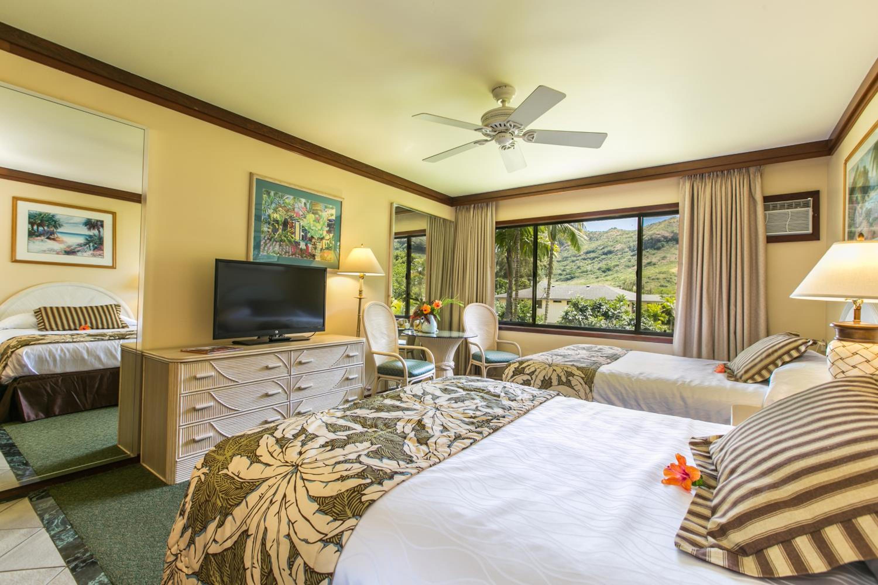Queen Room With Two Queen Beds - Photo 4