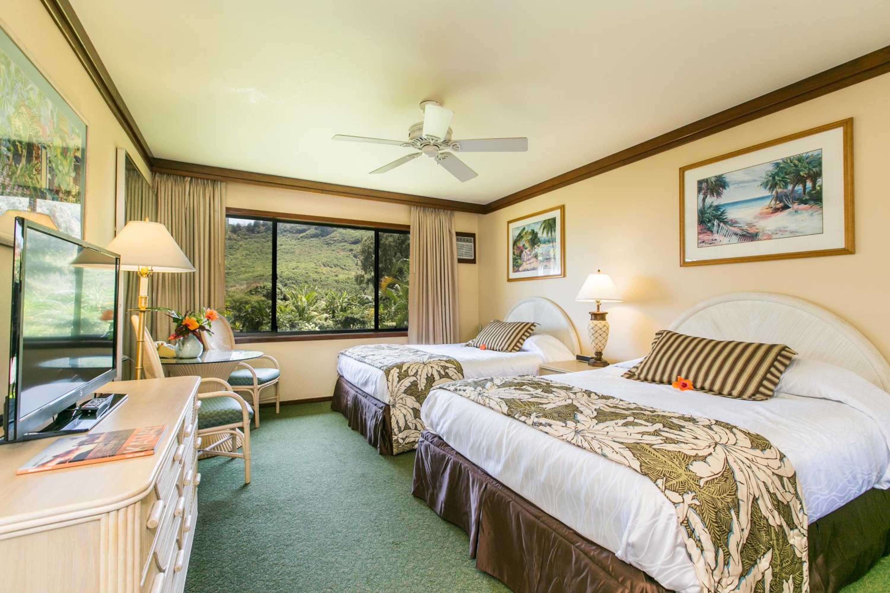 Queen Room With Two Queen Beds - Photo 1