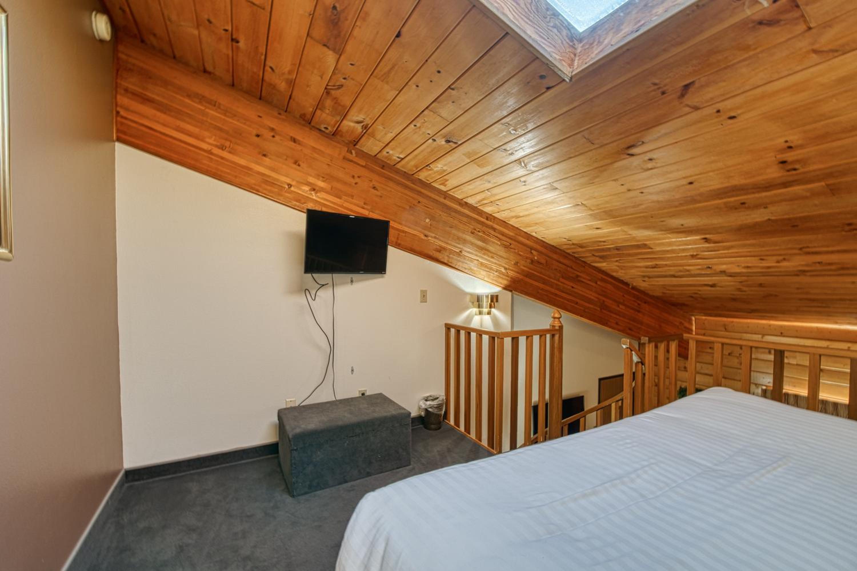 King Suite - Non-Smoking - Photo 1