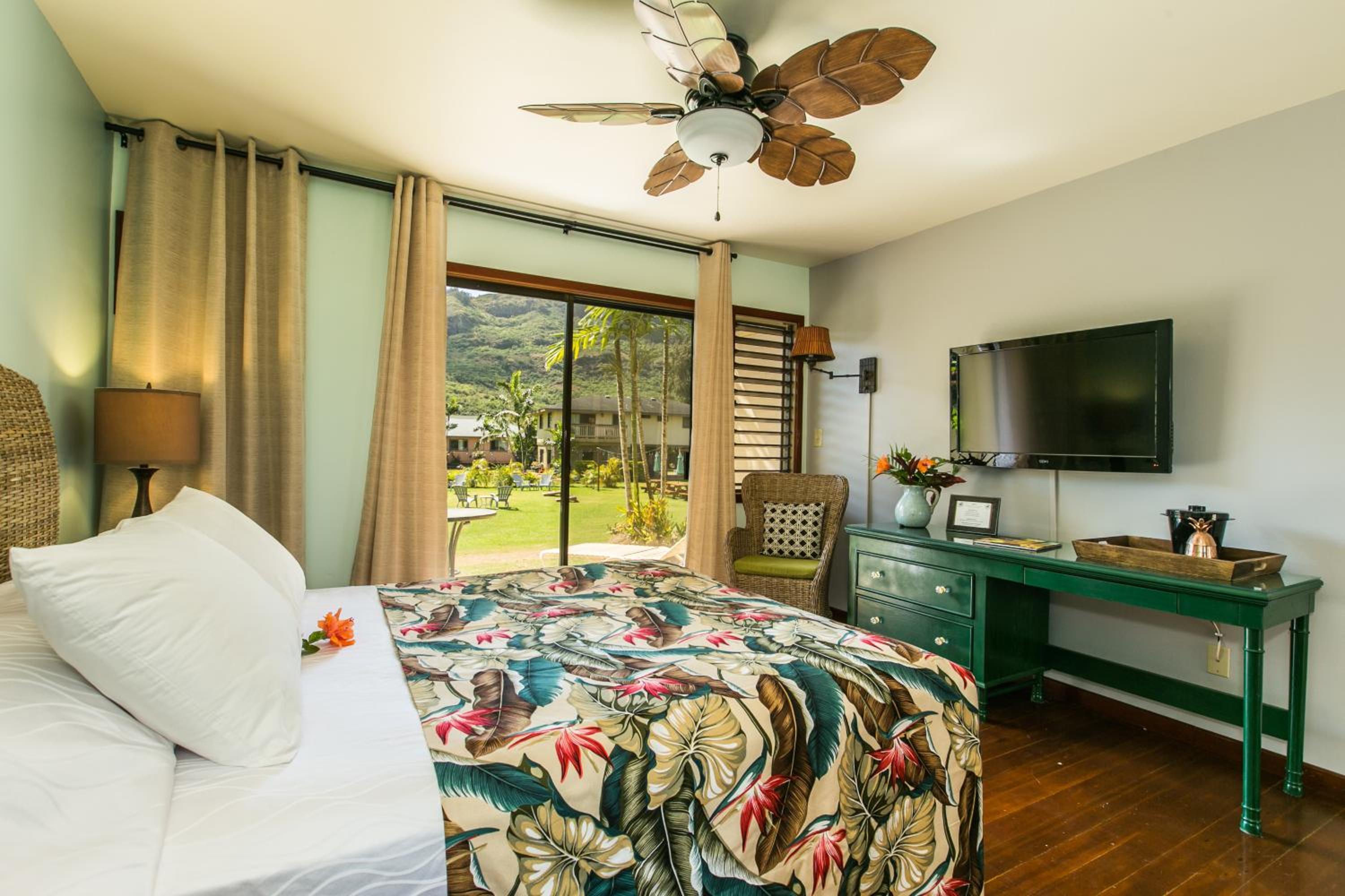 Queen Room With Patio photo 2