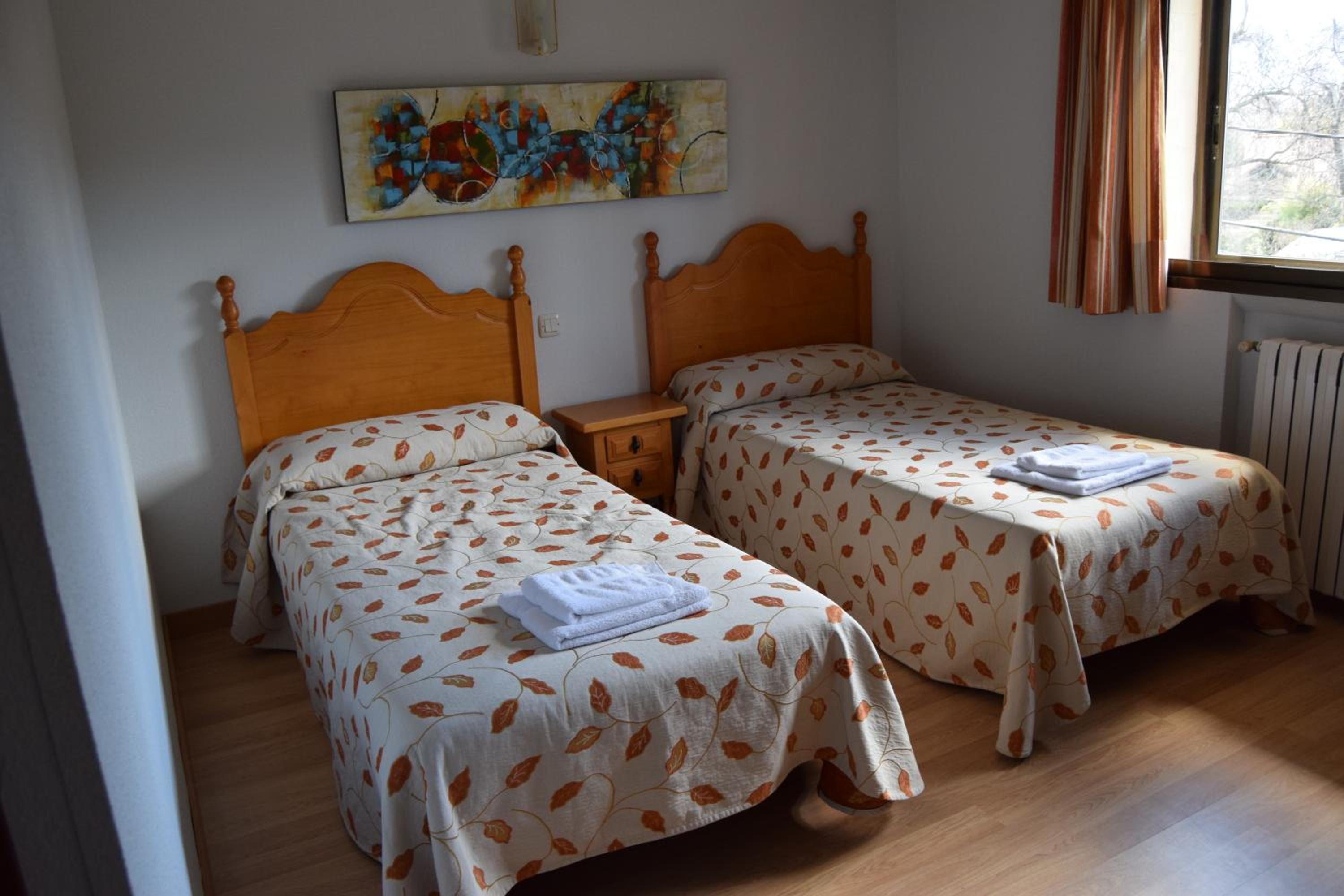 Twin Room with Extra Bed - Photo 1