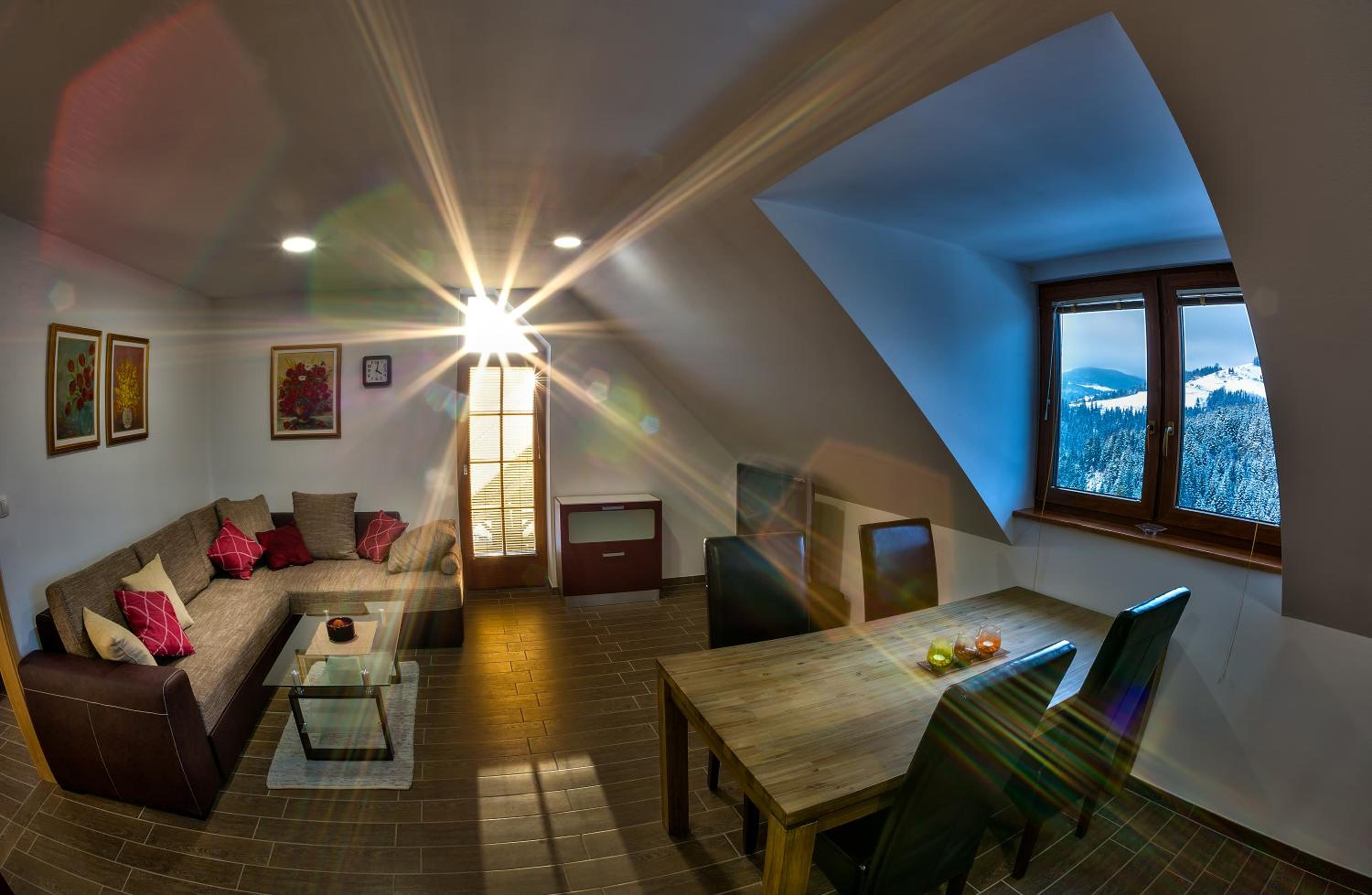 Apartment with Mountain View