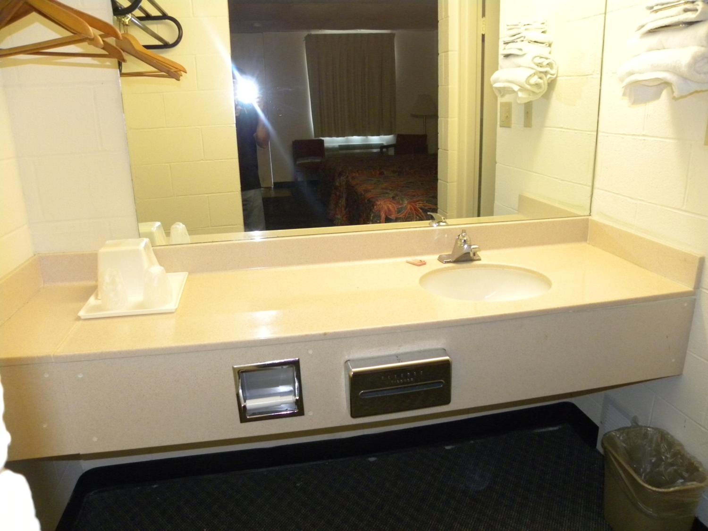 Standard 2 Queen Bed Non Smoking Room - Photo 6