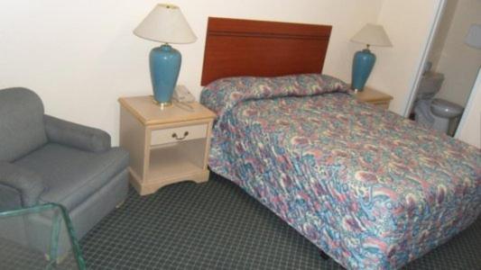 King Room - Non-Smoking - Photo 1