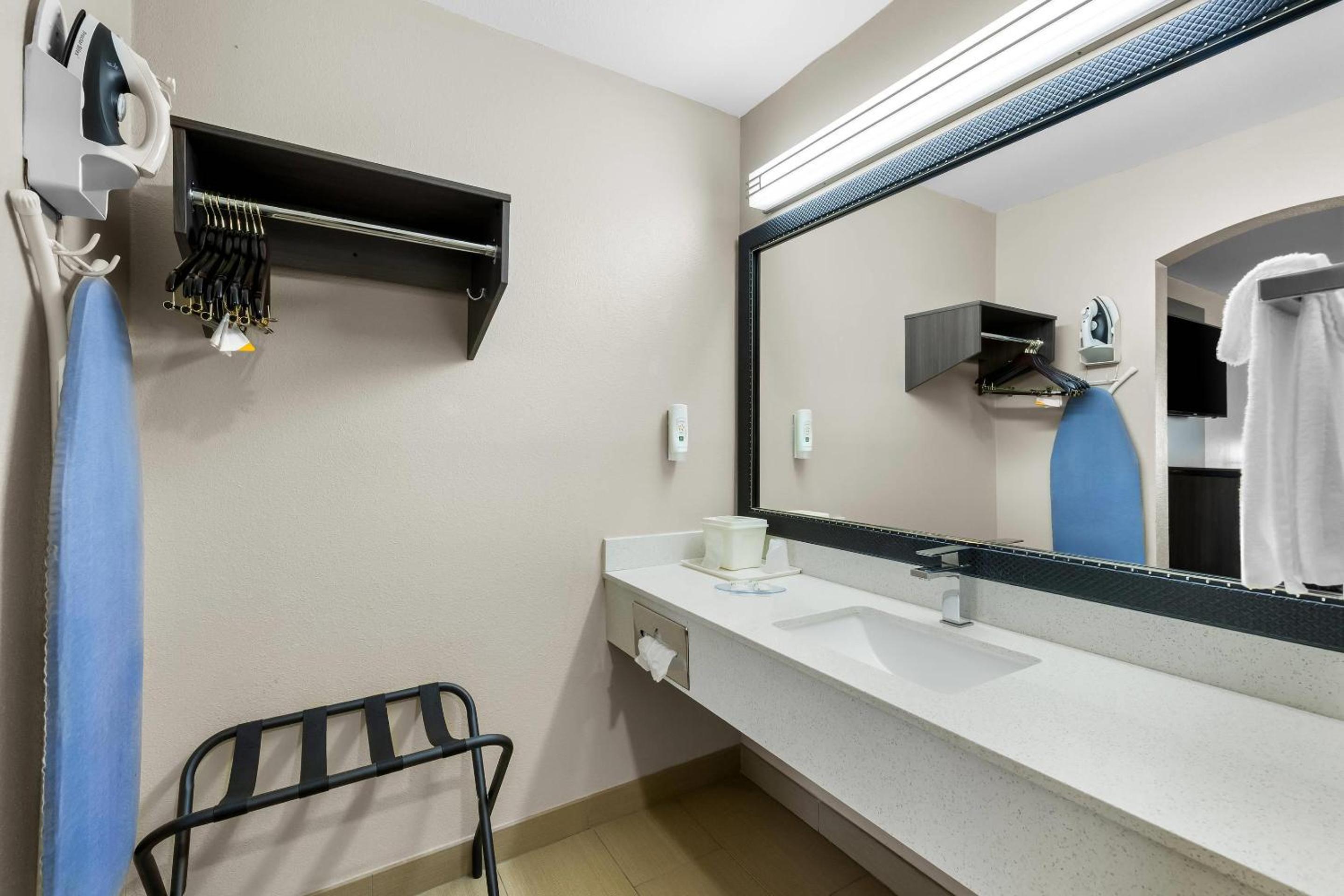 King Room - Non-Smoking - Photo 4