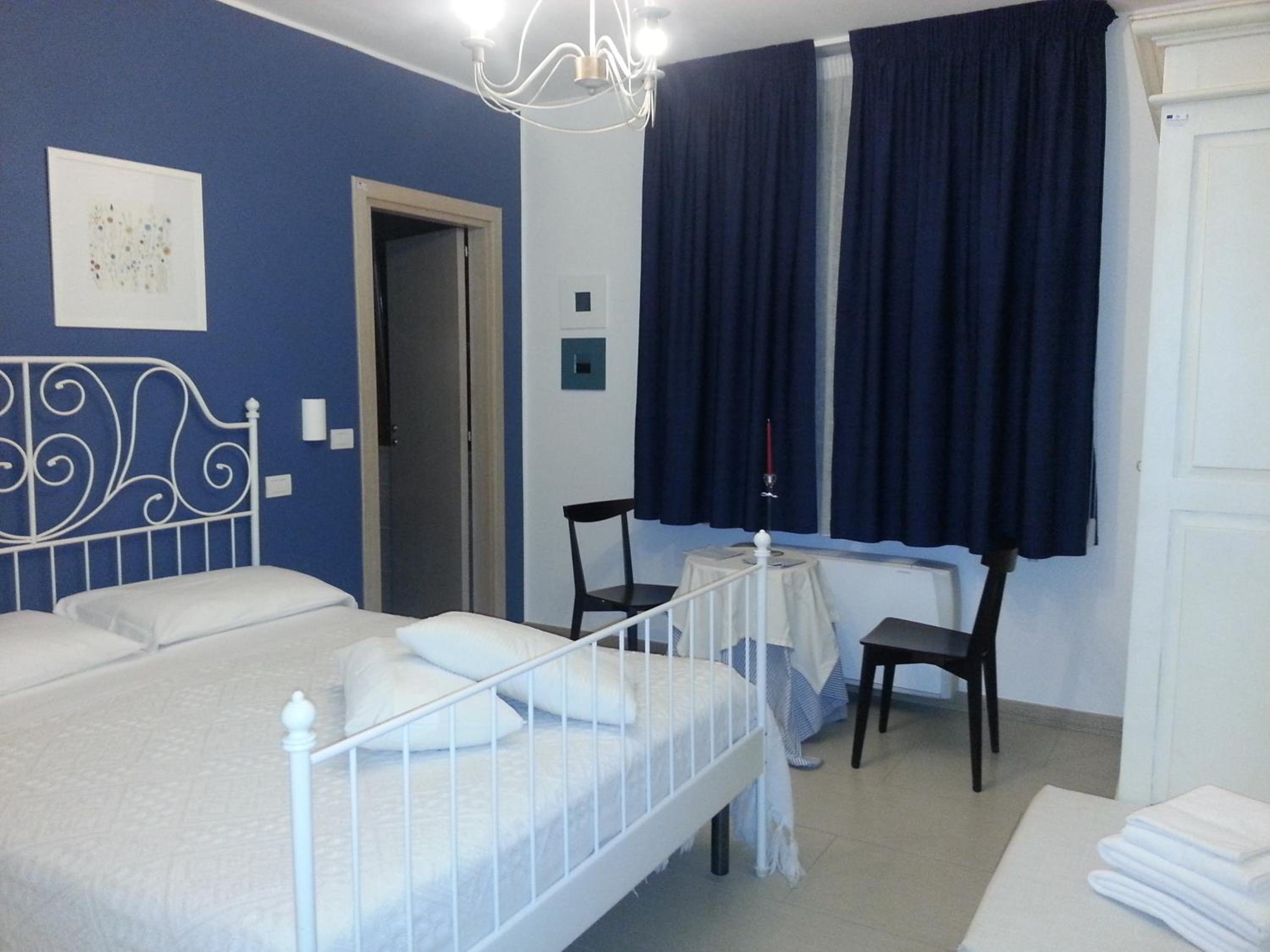 Deluxe Room (2 Adults + 1 Child) - Photo 2