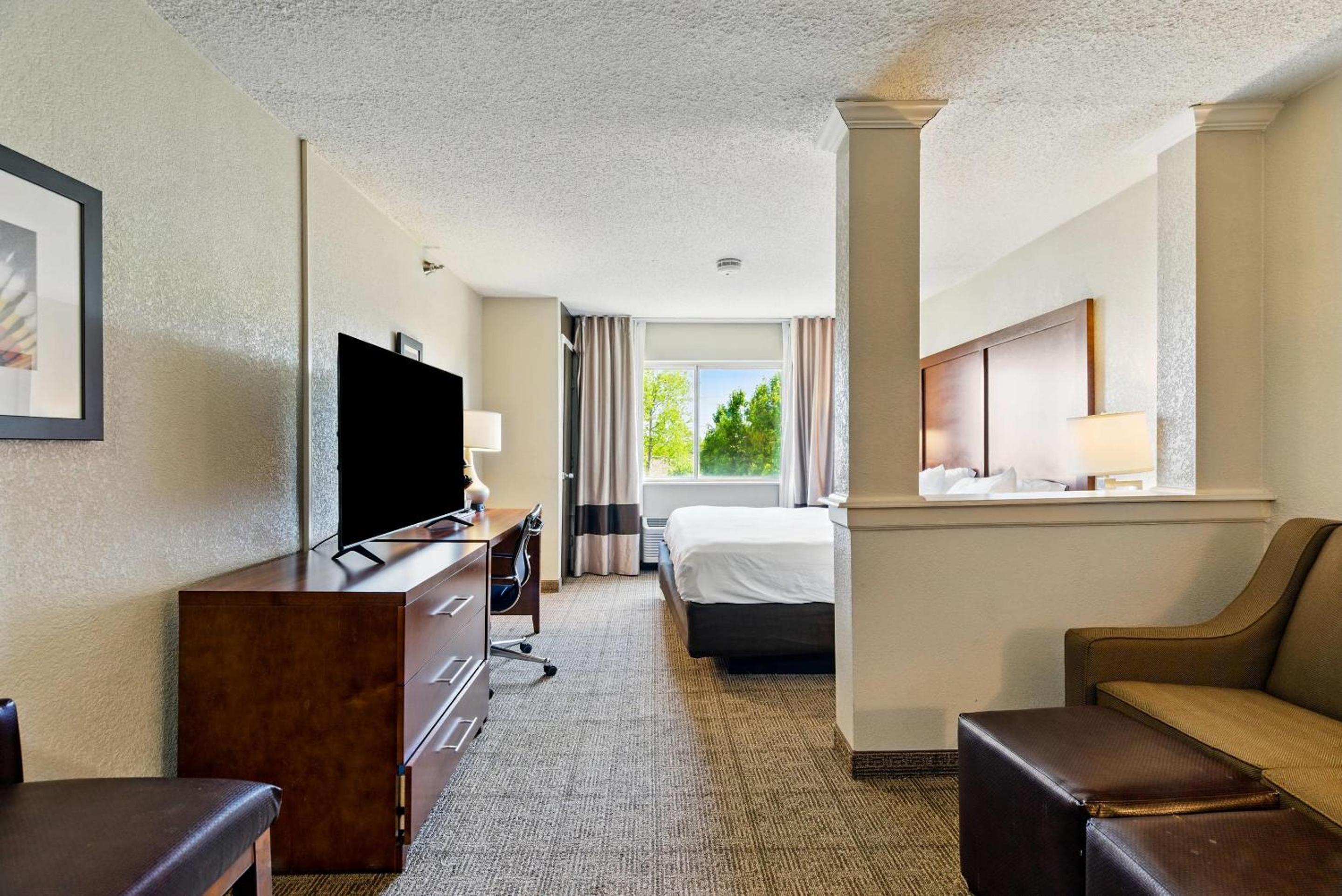 King Suite with Sofa Bed - Non Smoking - Photo 1