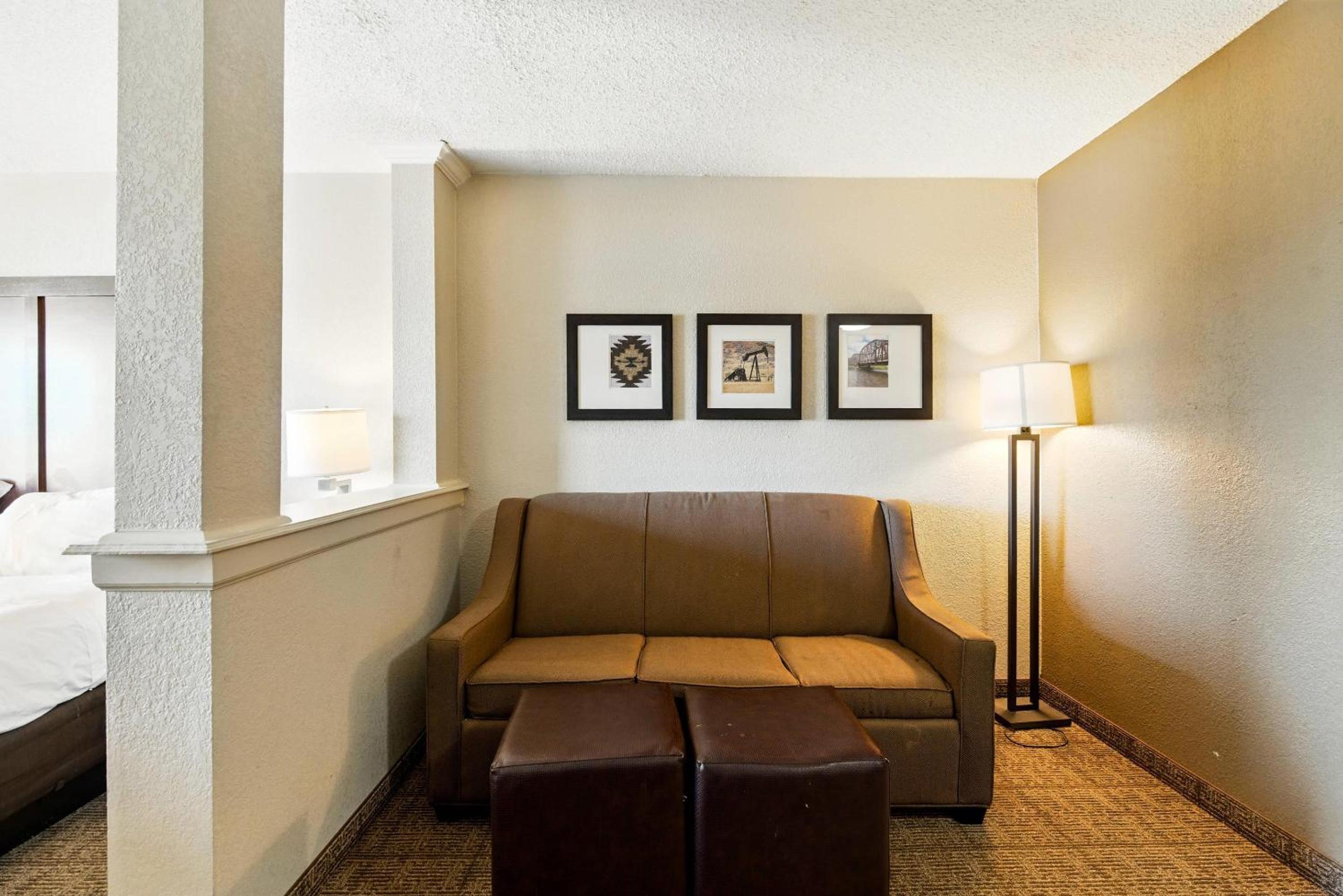 King Suite with Sofa Bed - Non Smoking - Photo 2