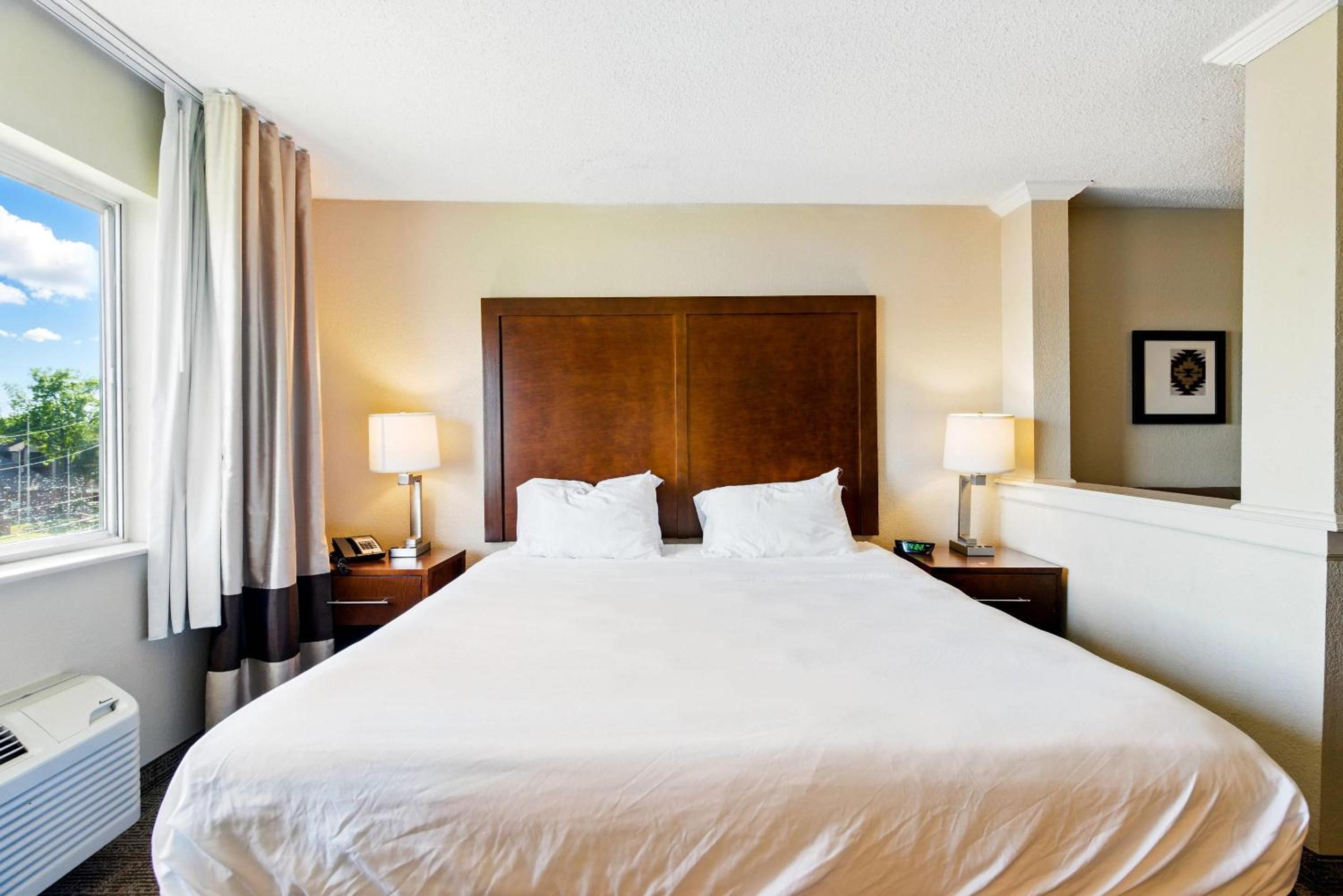 King Room - Accessible/Non-Smoking - Photo 3