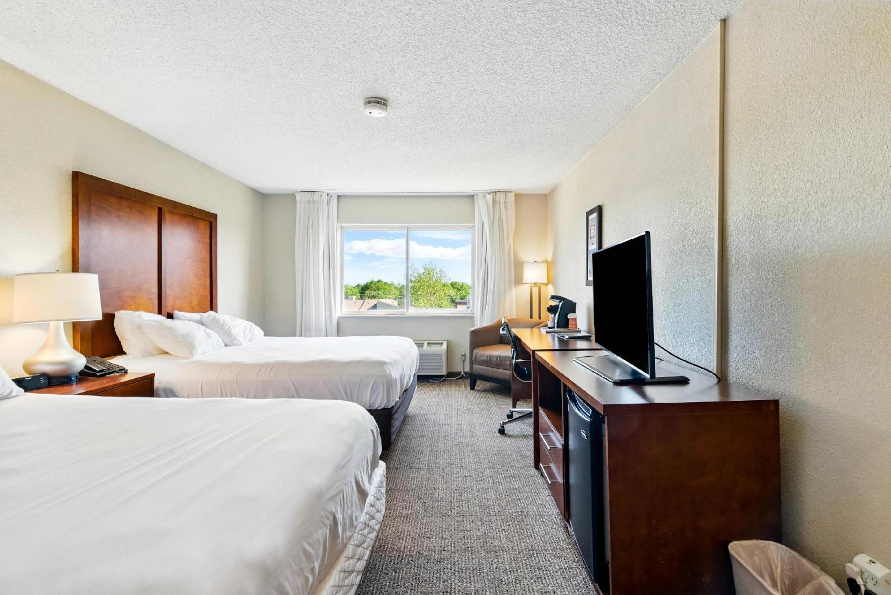 Queen Room with Two Queen Beds - Accessible/Non-Smoking  - Photo 2