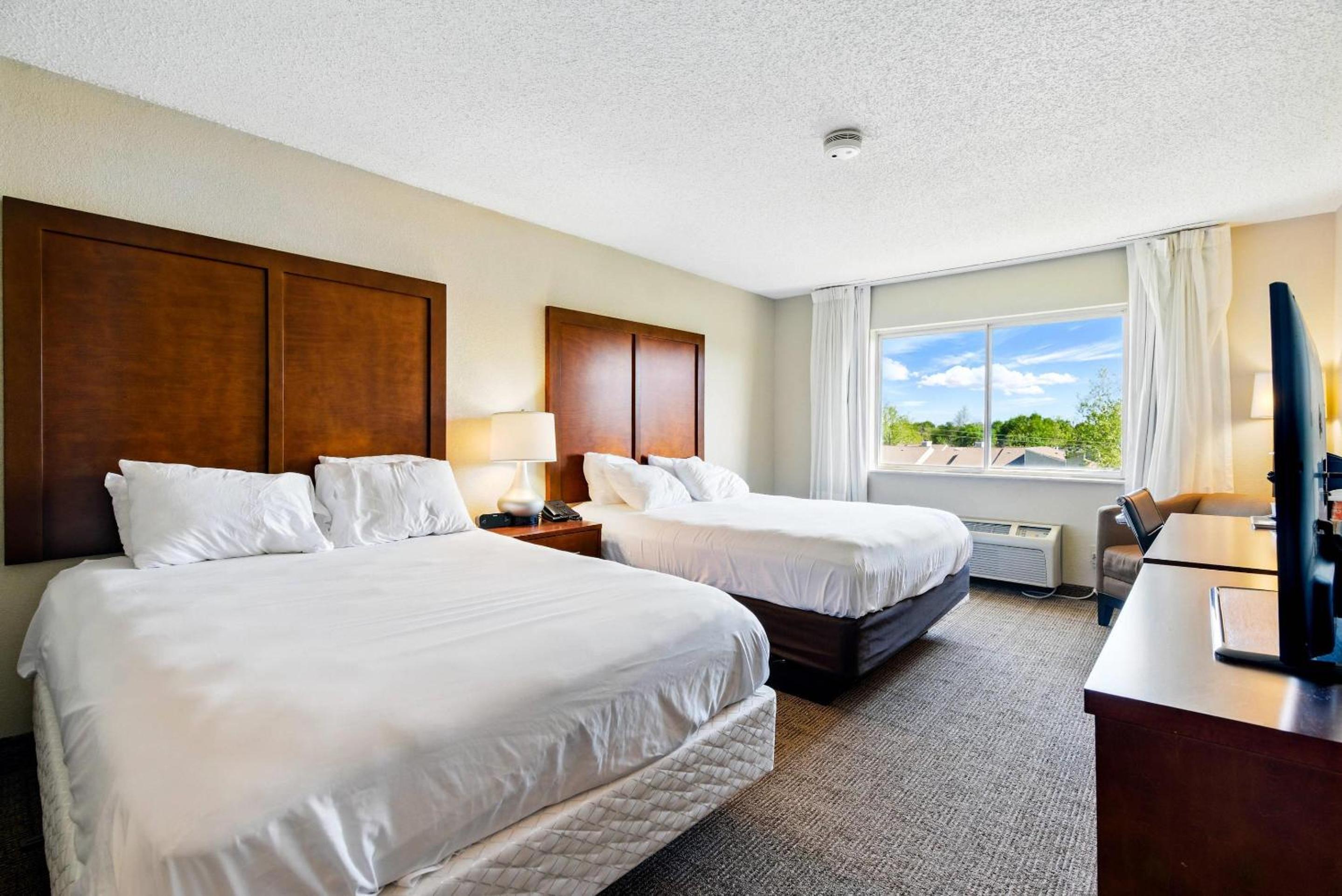 Queen Room with Two Queen Beds - Accessible/Non-Smoking  - Photo 3