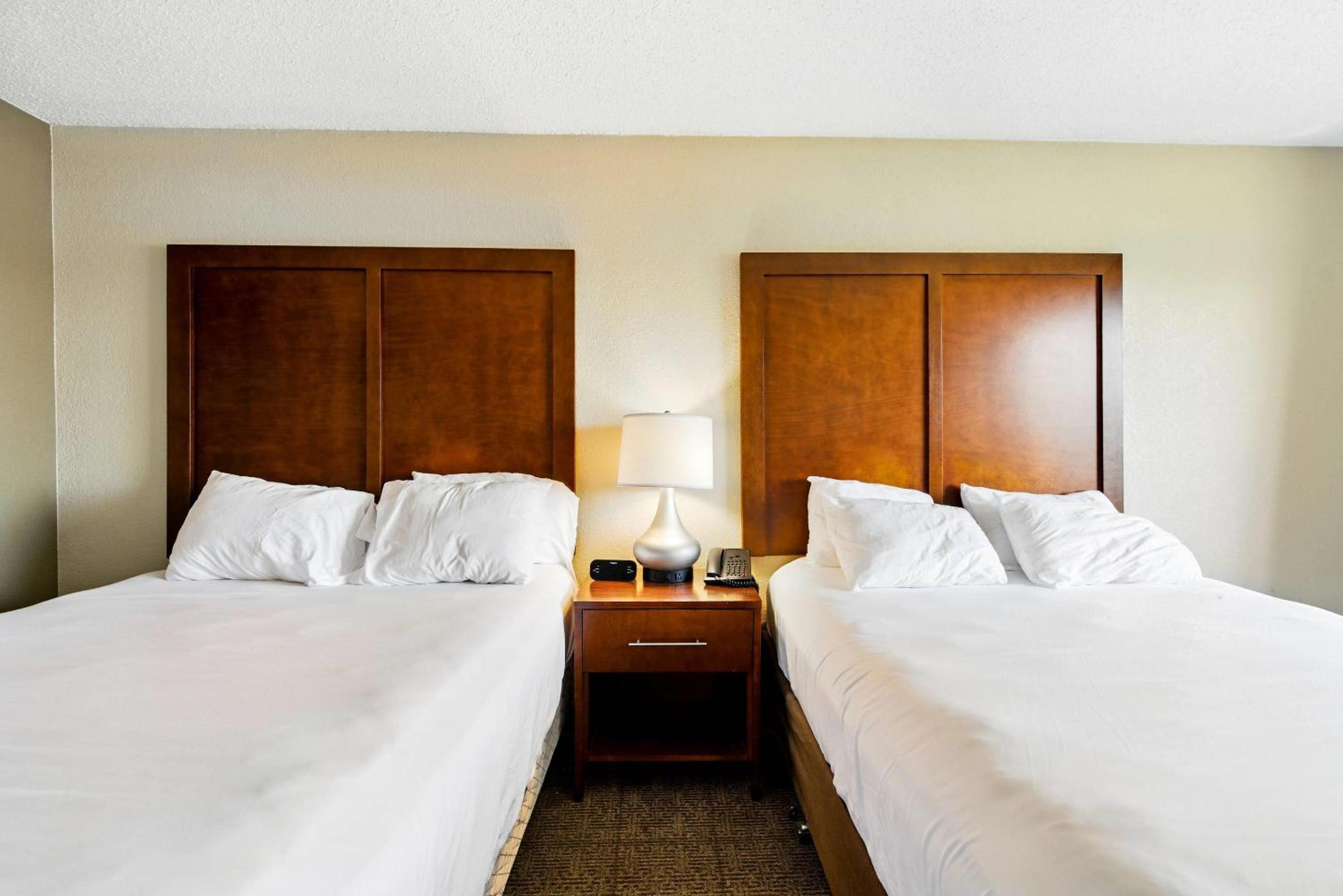 Queen Room with Two Queen Beds - Accessible/Non-Smoking  - Photo 4