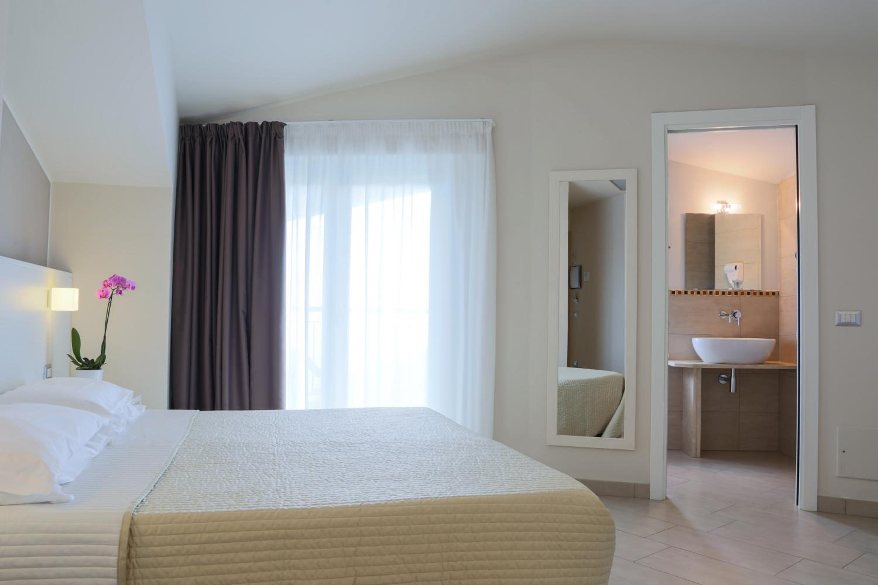 Double Room with Balcony photo 2