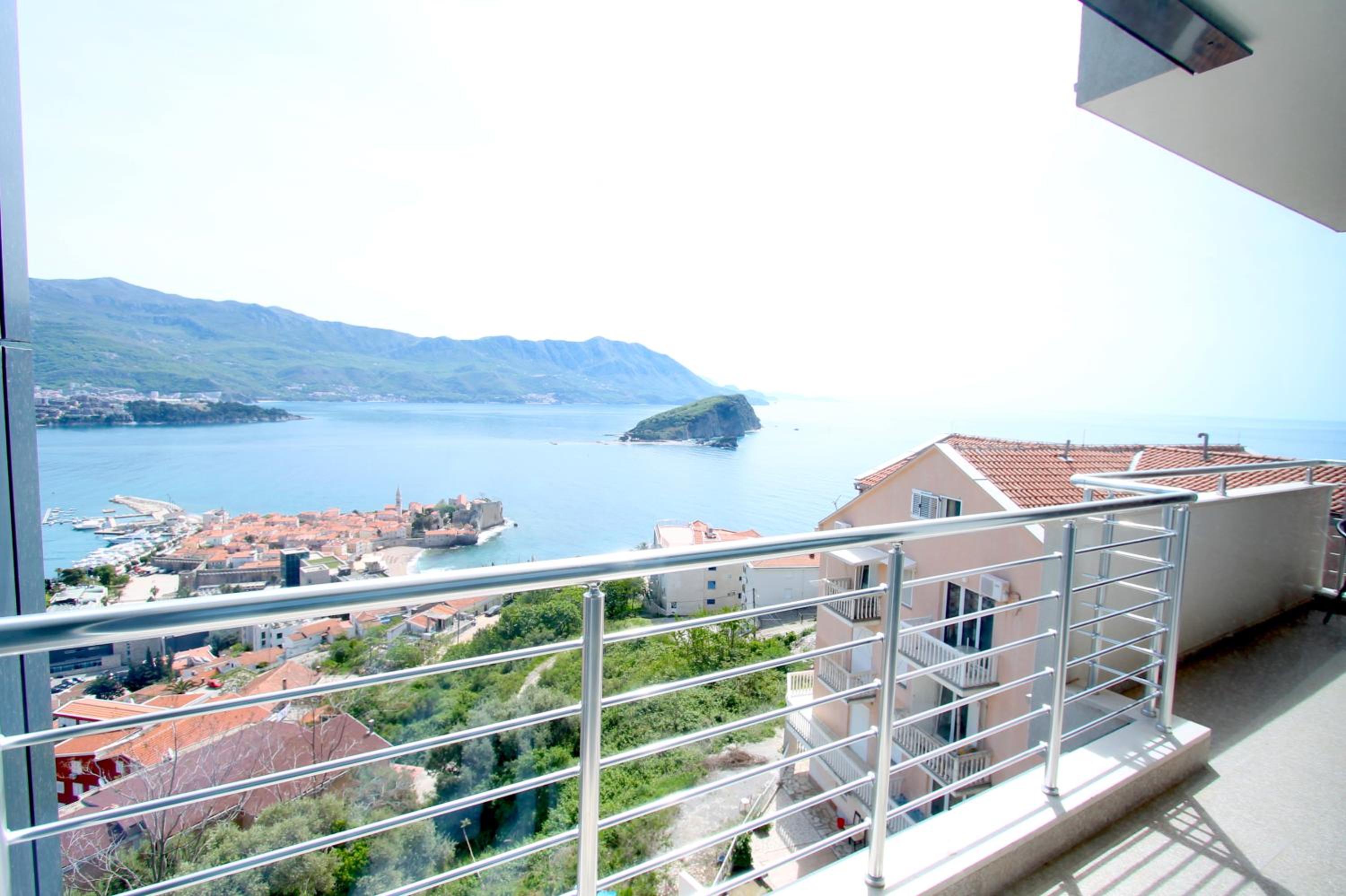 Two-Bedroom Apartment with Balcony and Sea View photo 3