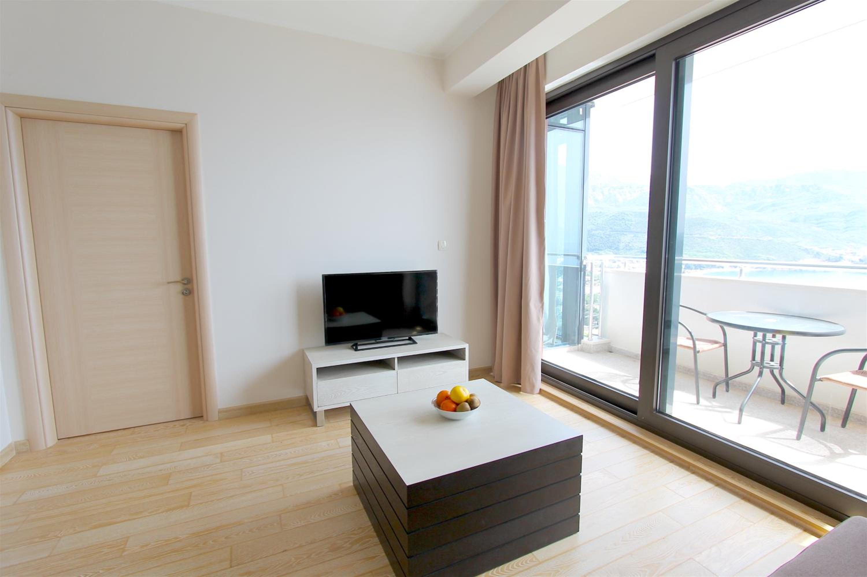 One-Bedroom Apartment with Balcony and Sea View photo 3