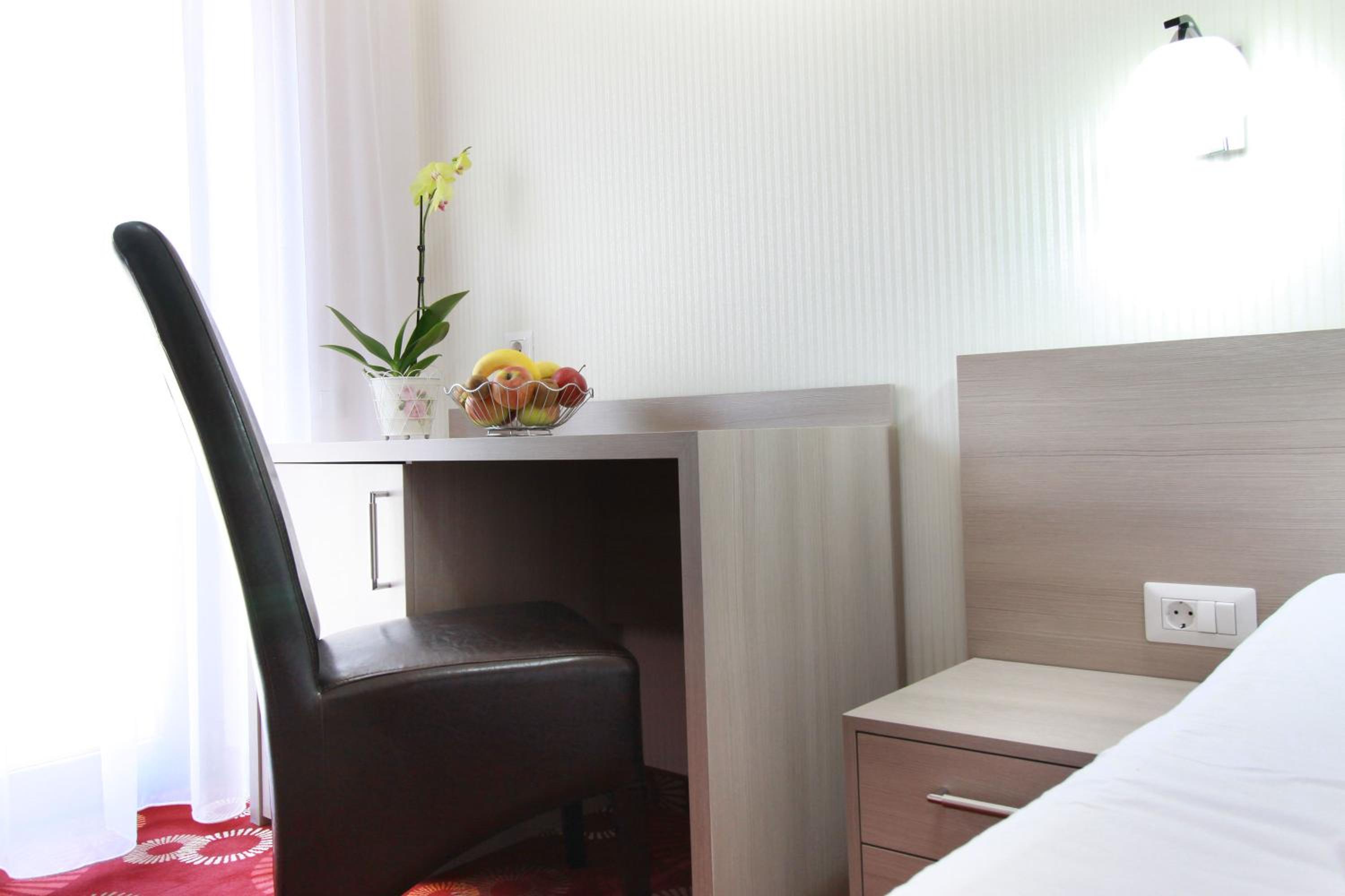 Twin Room with Balcony - Photo 5