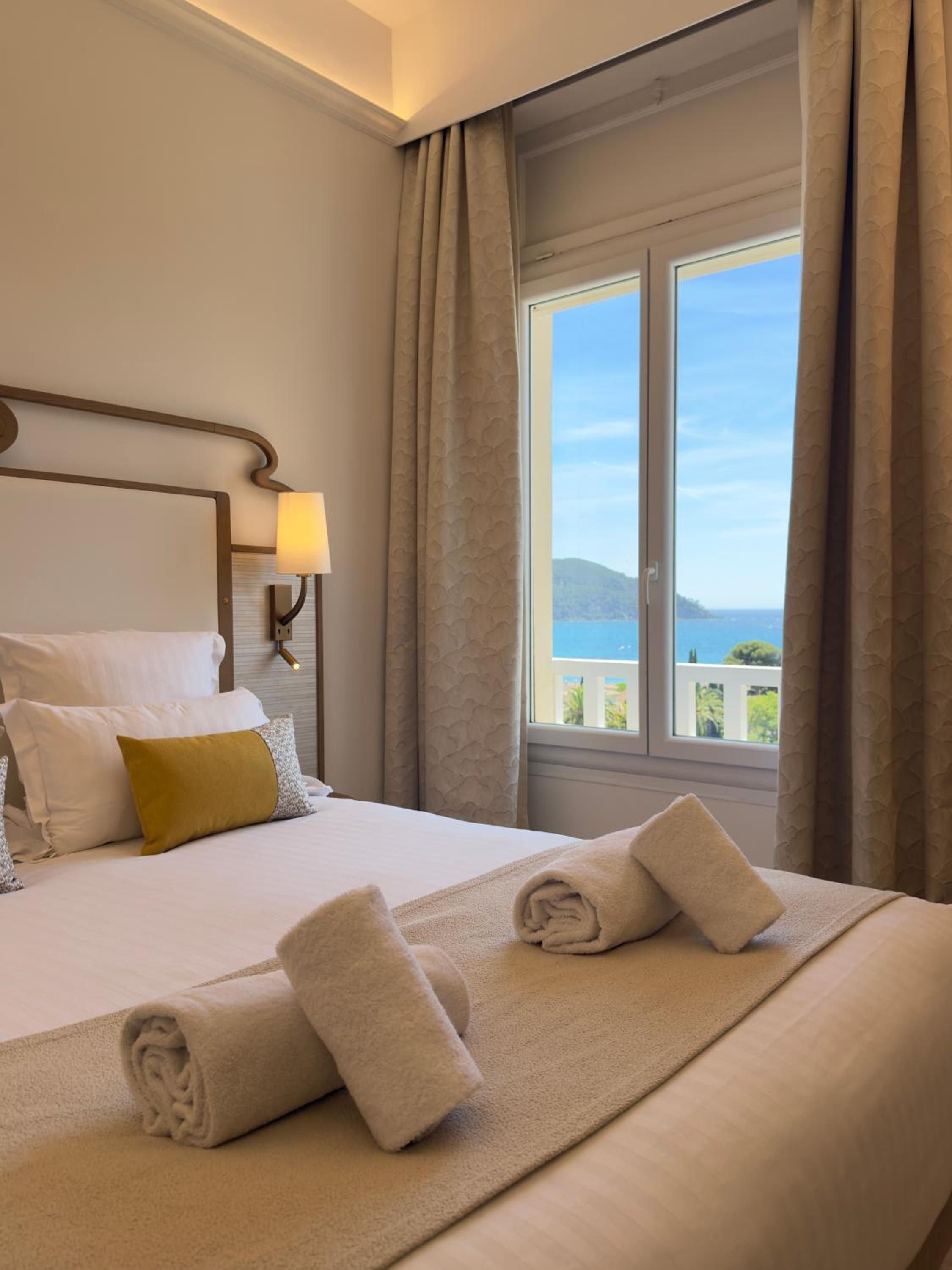 Comfort Queen Room with Sea View - Non-Smoking - Photo 6